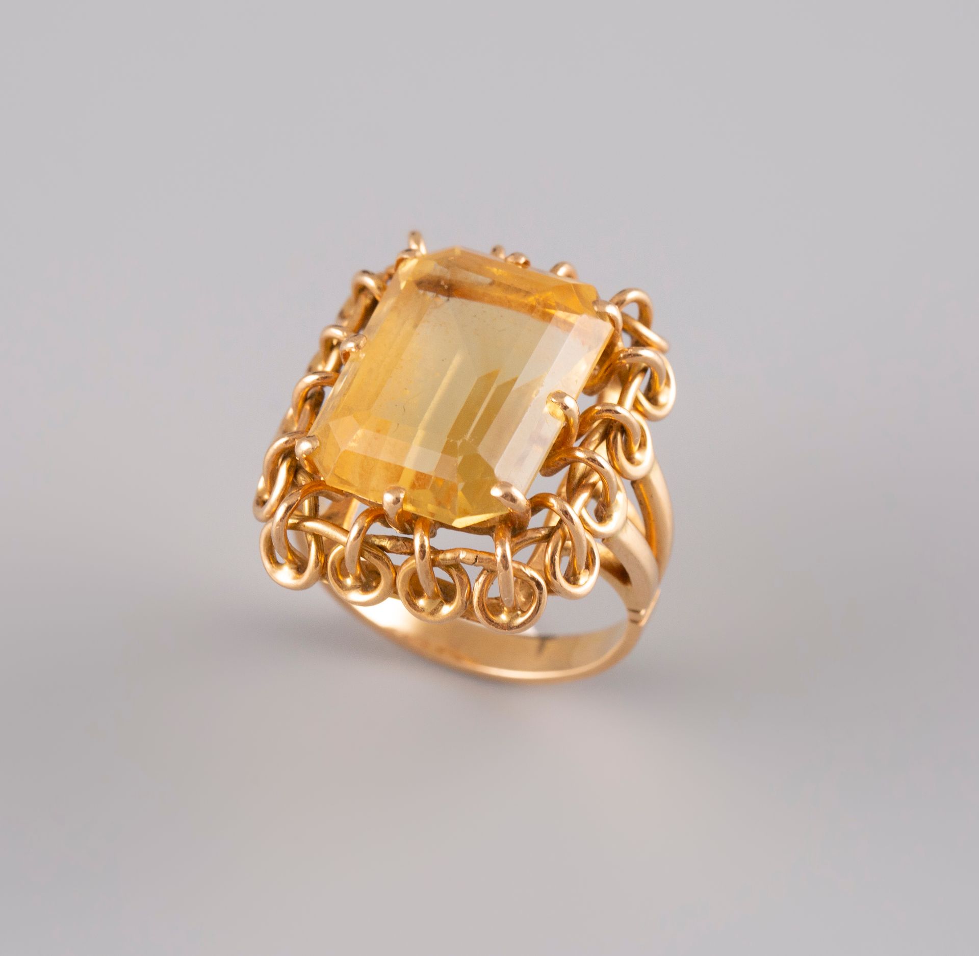 Null Ring aus 18 Karat Gelbgold 750°, besetzt mit einem Citrin im Smaragdschliff&hellip;