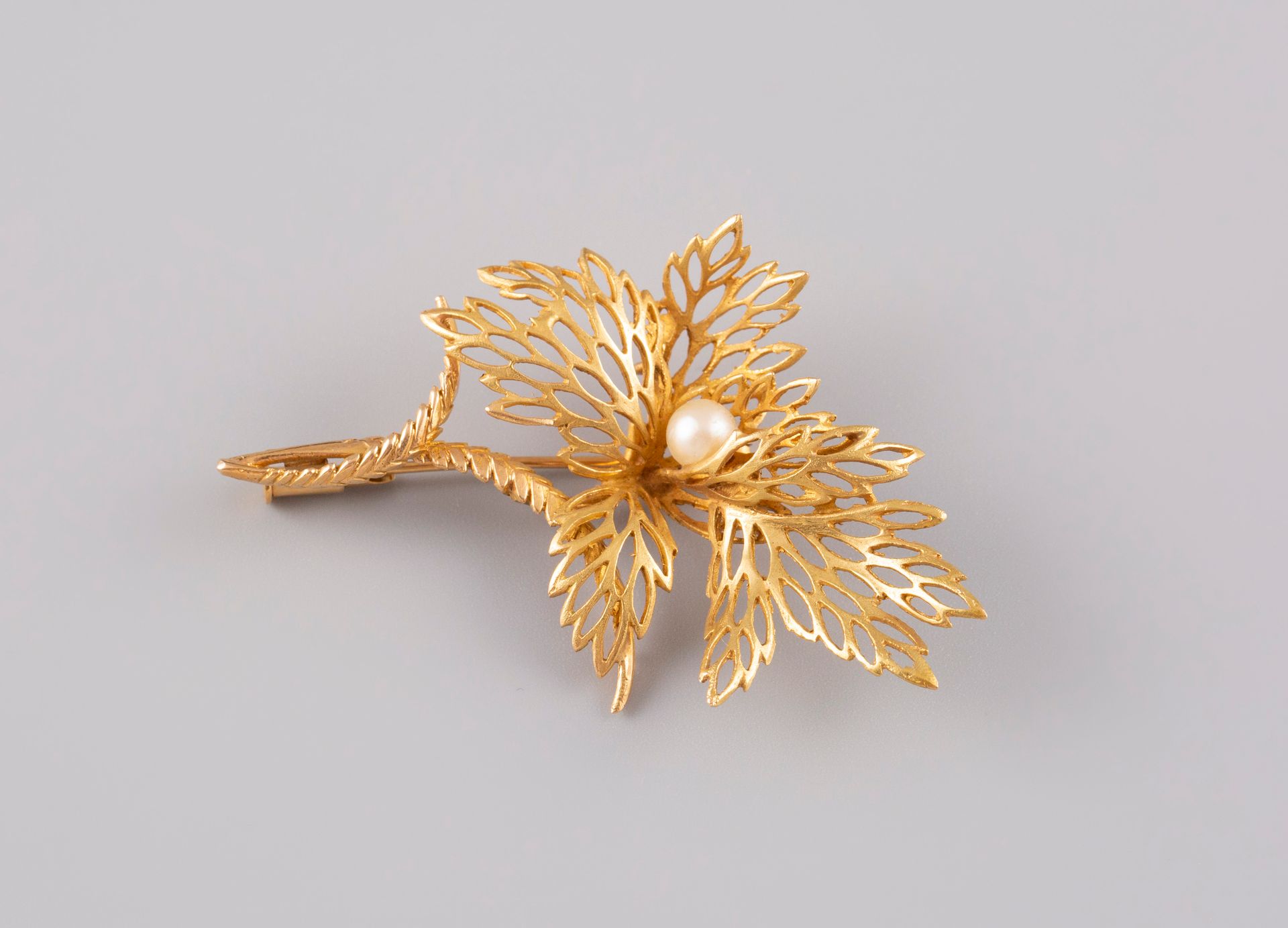 Null 18K黄金750°胸针，叶子形状，有一颗养殖珍珠。PB: 9.5g