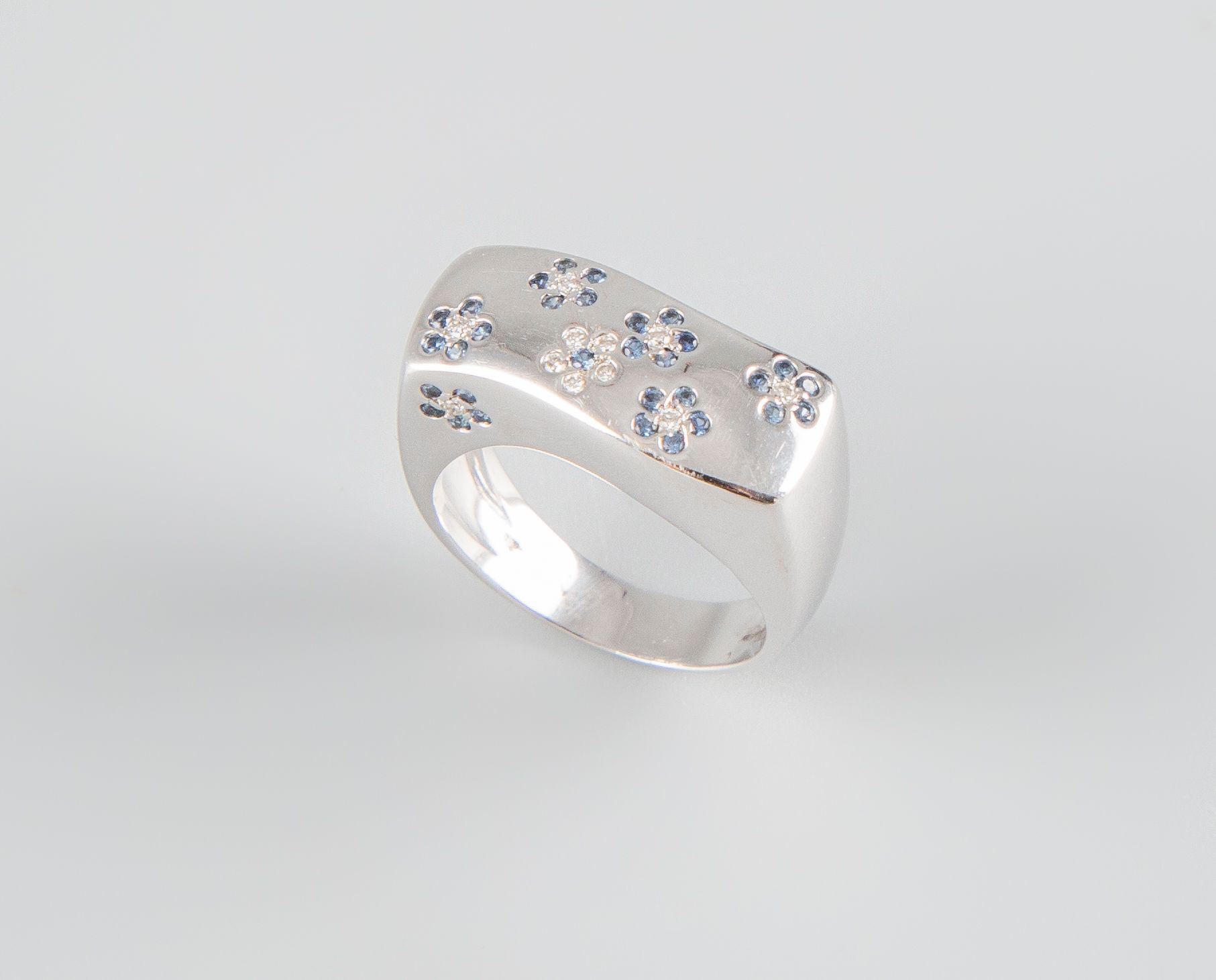 Null Bague chevalière en or blanc 18K 750° sertie de petits brillants. TDD 57. P&hellip;