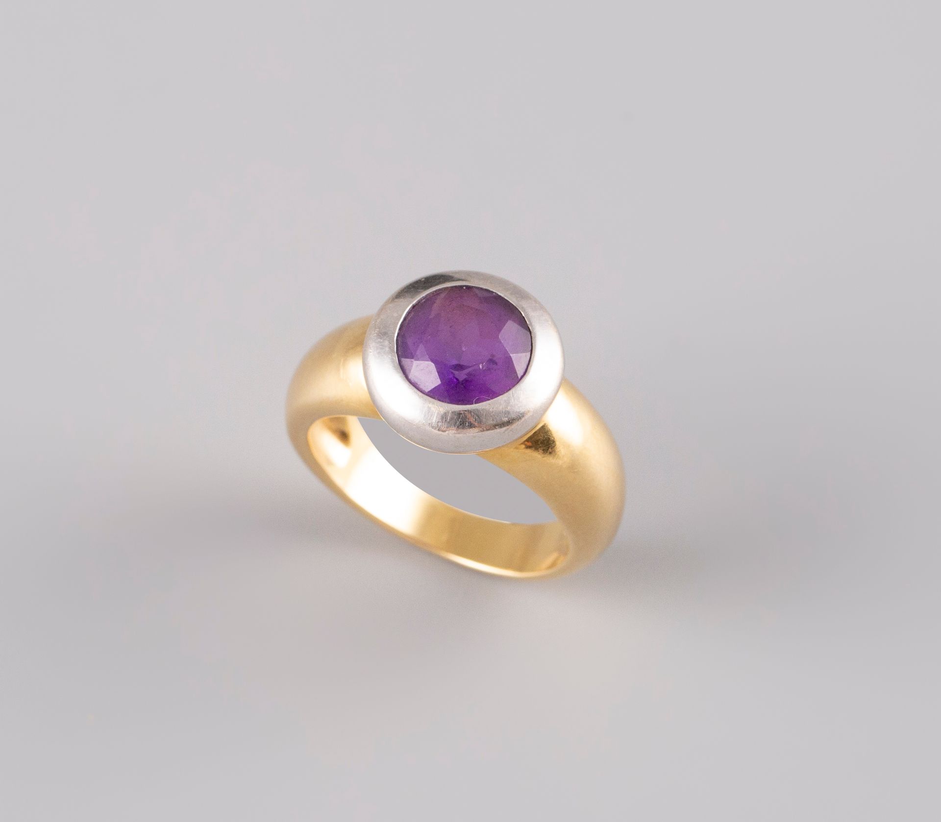 Null 
Bague en or jaune 18K 750° sertie d'une améthyste. Signée Criso. TDD 54. P&hellip;