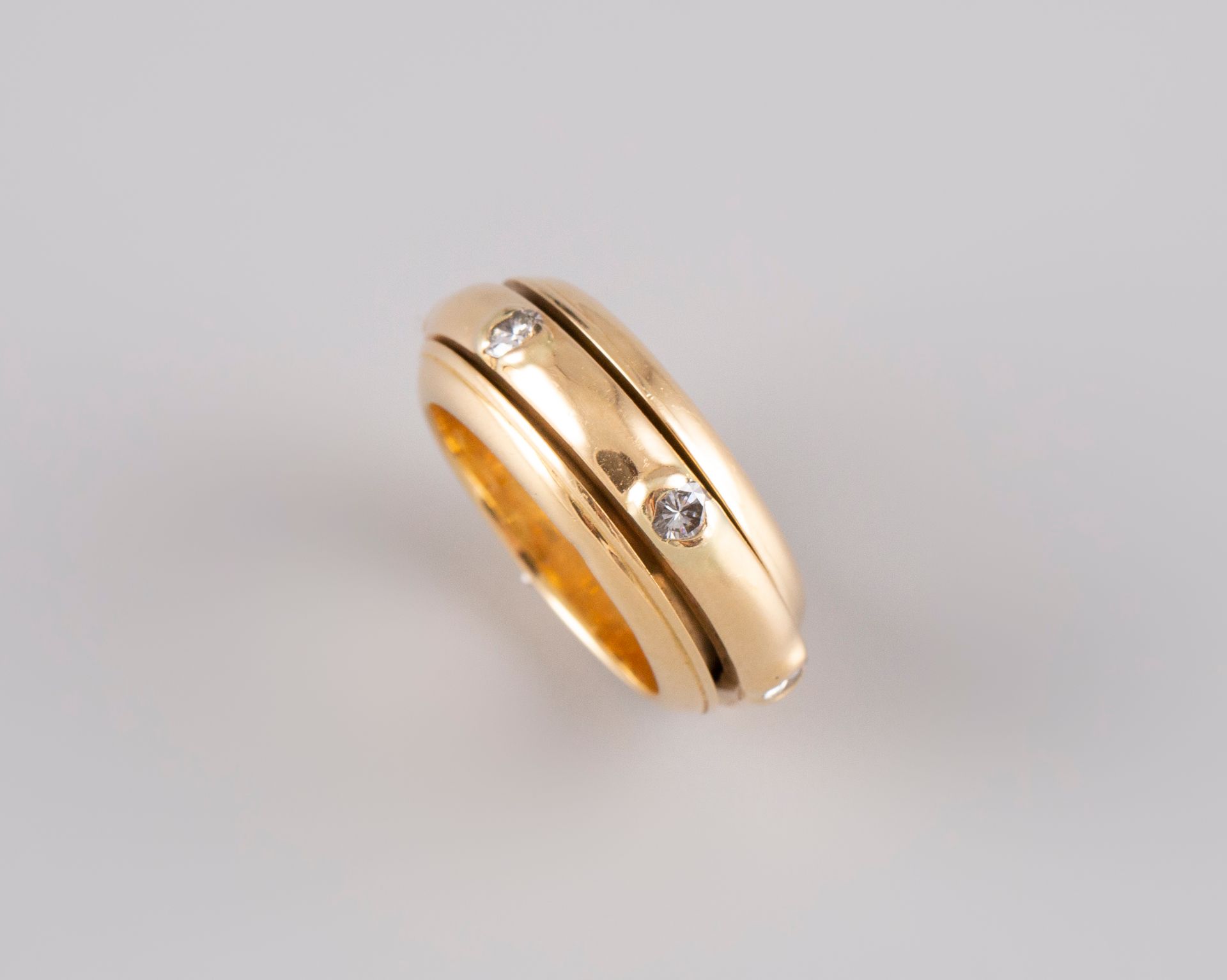 Null Ring aus 18 Karat Gelbgold 750°, besetzt mit kleinen Brillanten. TDD 51. BG&hellip;