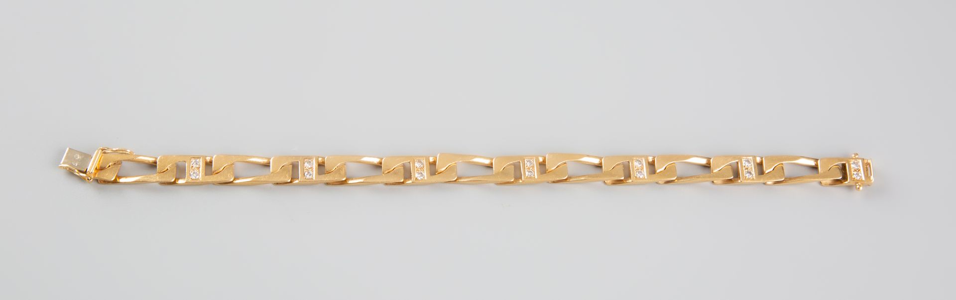 Null Curb in 18K yellow gold 750° alternated with diamonds. PB:31g