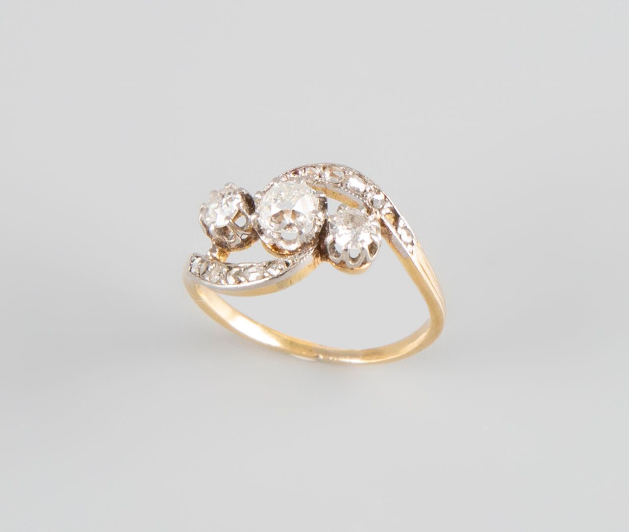 Null Ring navette in yellow gold 18K 750° set with three diamonds. PB:3,1g