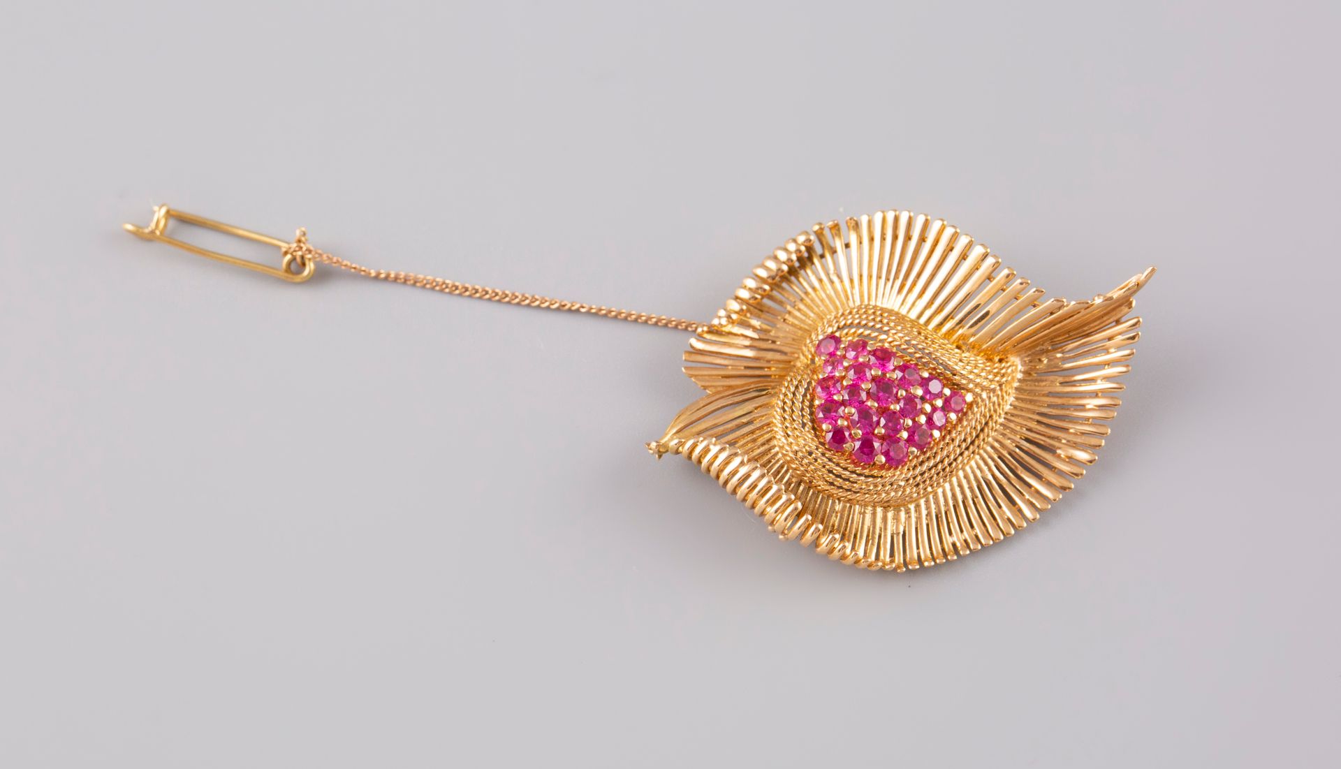 Null 
Leaf-shaped brooch in 18K yellow gold 750° set with synthetic rubies. PB:1&hellip;