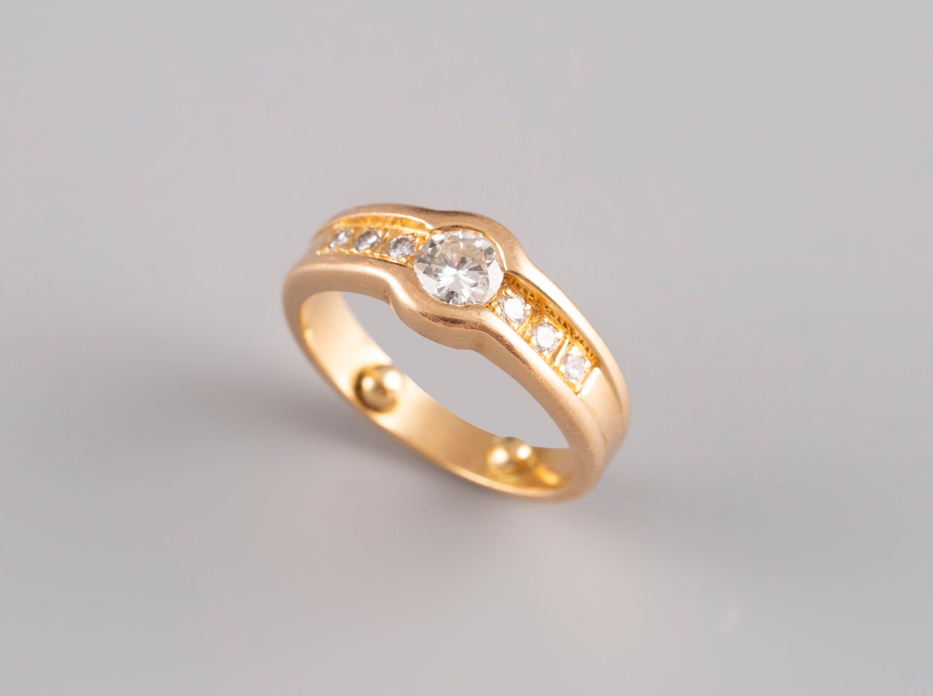 Null 18K黄金戒指镶嵌钻石，其中一颗比另一颗大，约0.50cts，采用八点镶嵌法。TDD 52.PB:7.33g