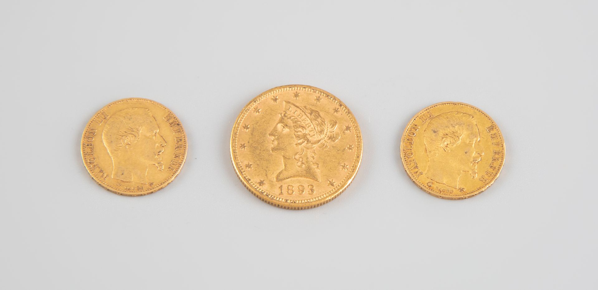 Null 世界 - 杂项。一批三枚硬币，包括:

-1893年的10美元自由币

-A 20法郎拿破仑三世光头1855 A（巴黎）。

-A 20法郎拿破仑三世&hellip;
