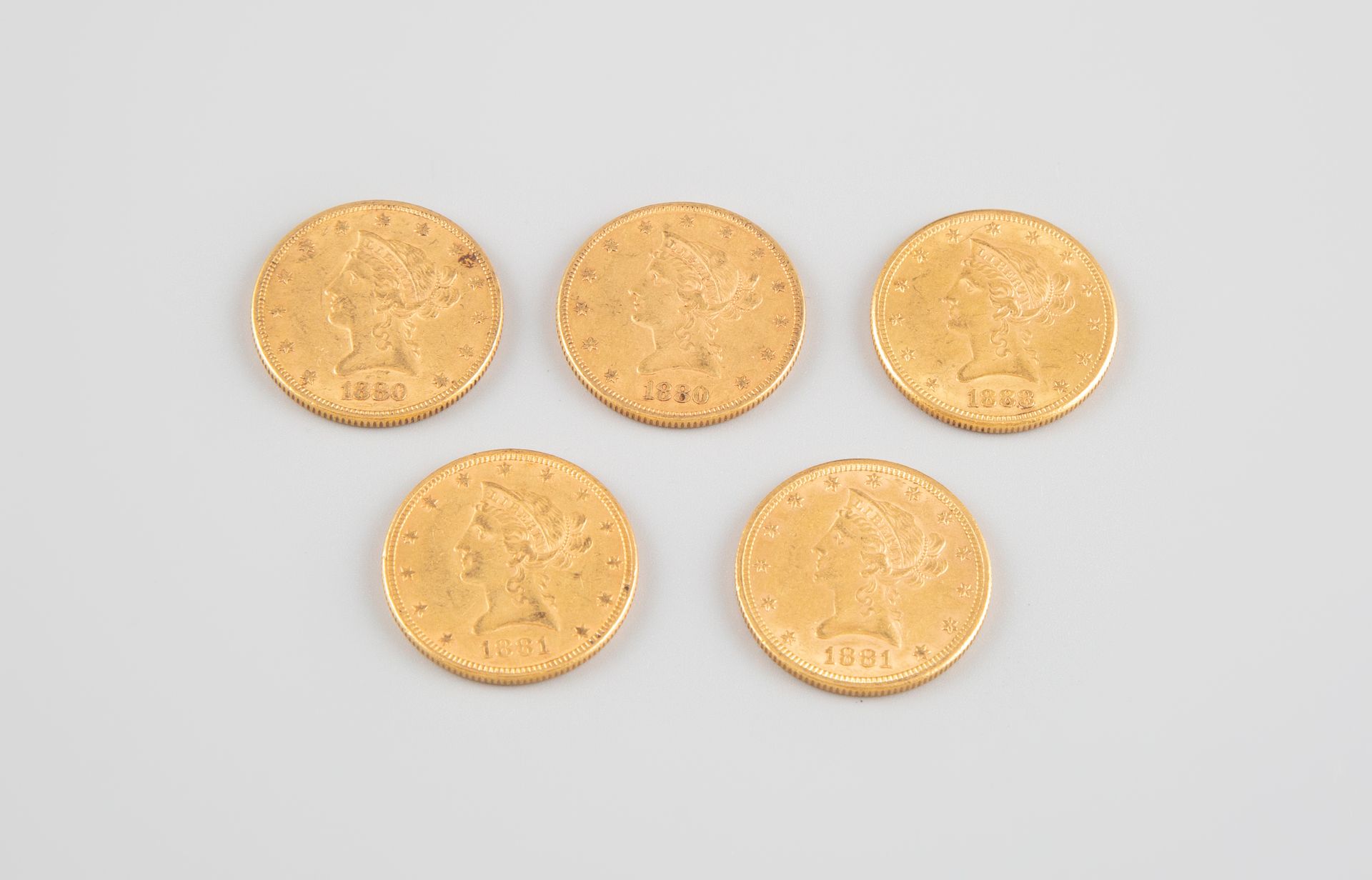 Null 美国 - 杂项。五枚10自由美元硬币（1901, 1898,1910, 1887,1914）的拍品

答：左边是自由女神的头像

R: 老鹰站在横梁上&hellip;