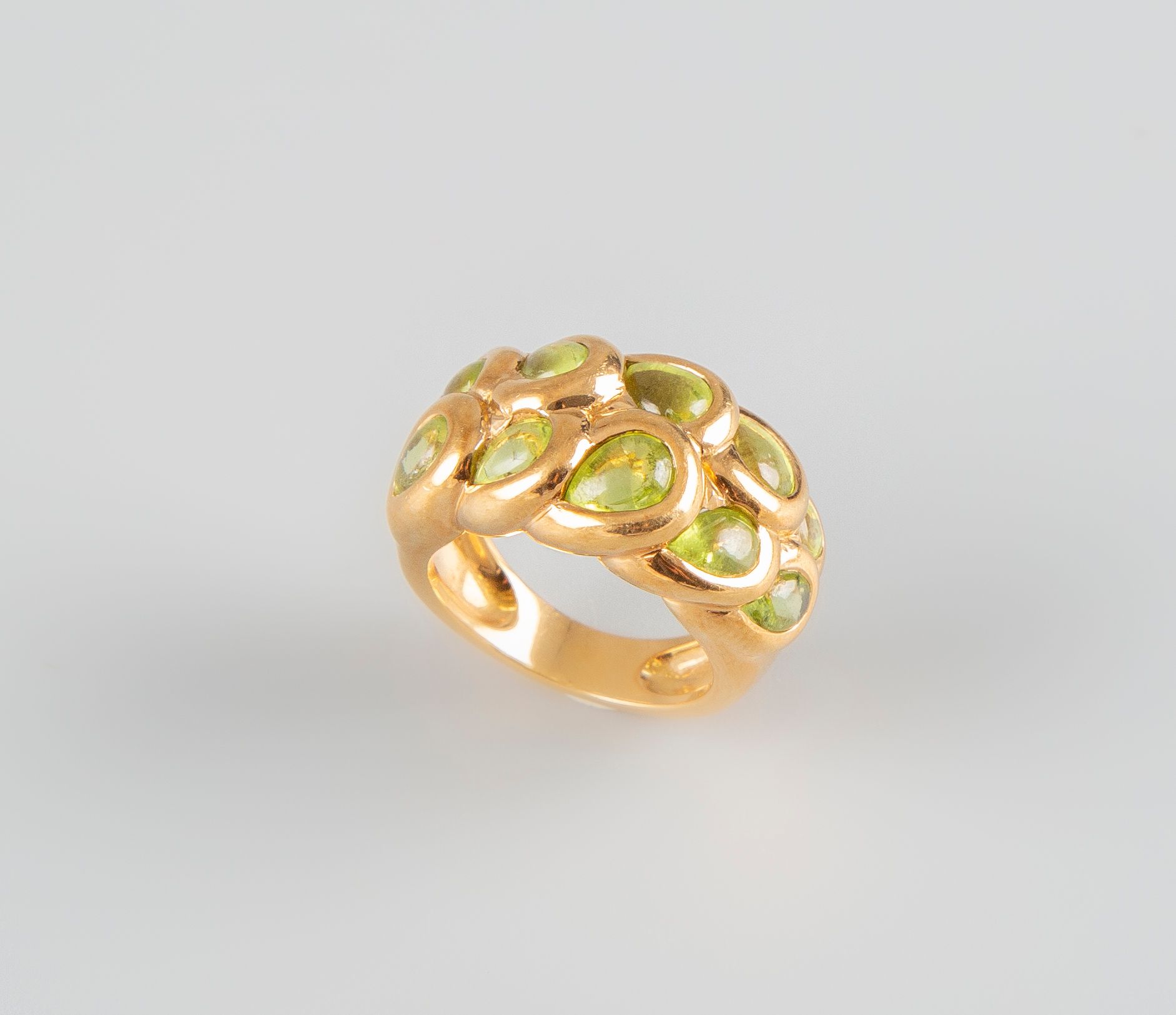 Null 
Ring in 18K yellow gold 750° set with peridot cabochons. TDD 52. PB:11,6g