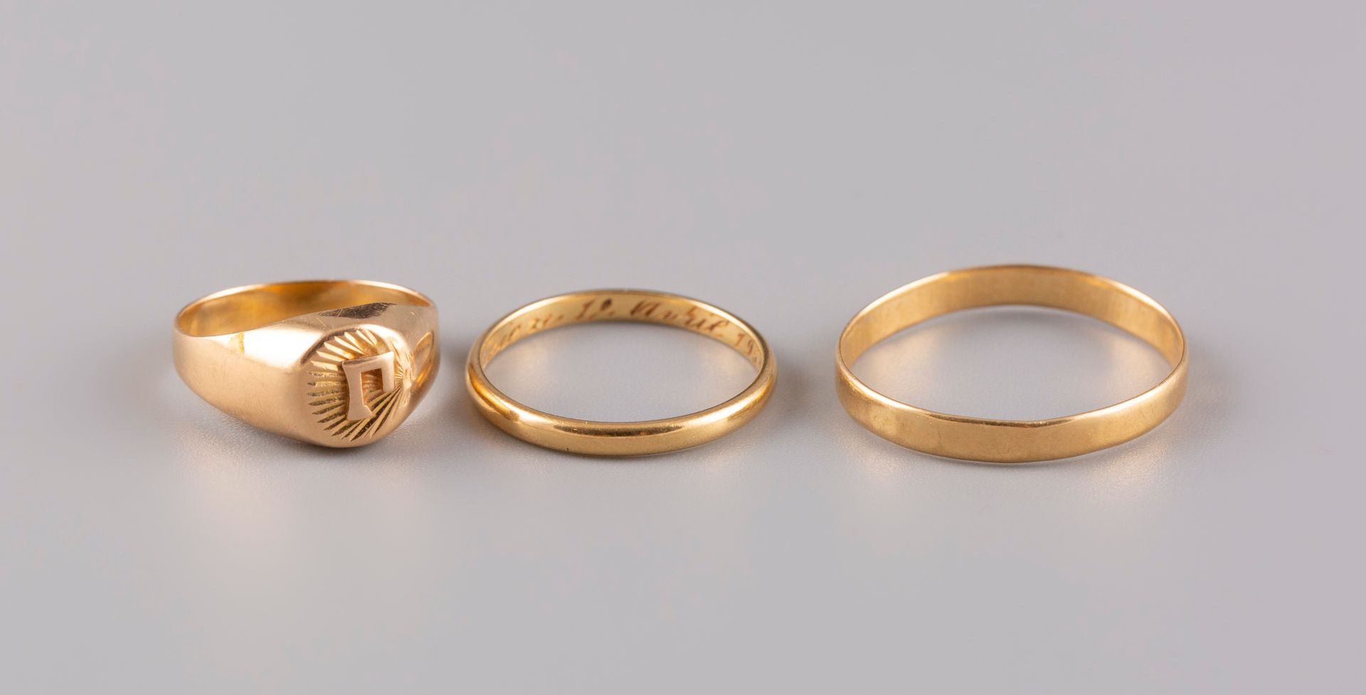 Null Lot of two wedding rings and a signet ring in 18K yellow gold 750°. PB:7g