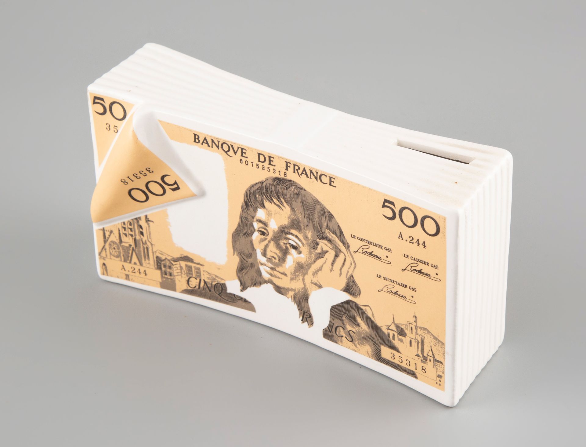 Null 
Lot comprenant : 

-	Une tirelire, Liasse de billet de 500 francs, années &hellip;