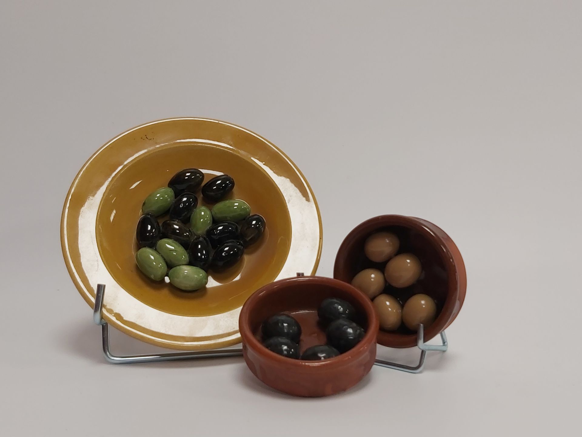 Null 地段包括 :

- 两个装饰碗：五个鸡蛋和黑橄榄

陶器，可能是Vallauris；8厘米。

- Vallauris，装饰盘，橄榄树

釉面陶器。凹&hellip;