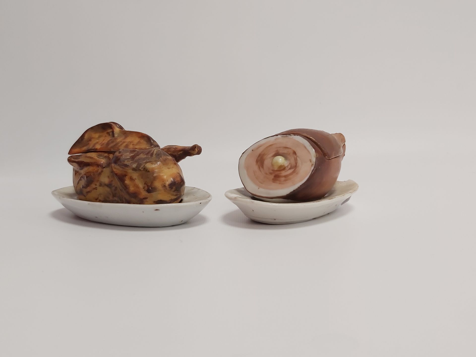 Null 
套装包括 :

- 形成莱维尔的装饰盘，烤鸡的装饰盘

铸瓷。在一个椭圆形的盘子上烤鸡，盘子打开后形成一个拉维。未标明。

长：13.5厘米；盘子边&hellip;