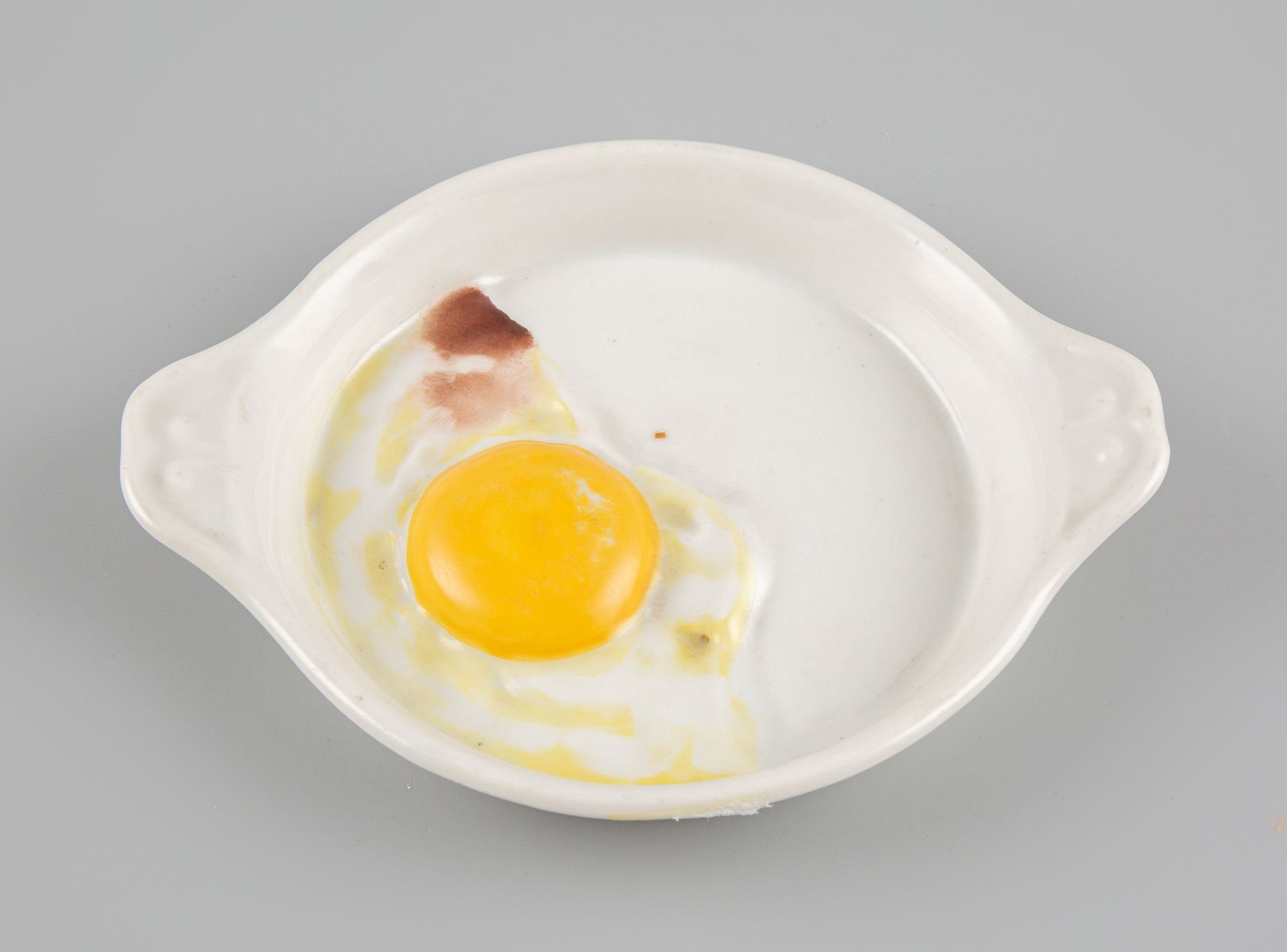 Null 巴黎，乔治-德雷福斯出版社，L'œuf au plat

瓷器。煮熟的鸡蛋呈现在一个带有白色耳朵的碗中。

背面的标记表明了出版商，可能是Longwy&hellip;