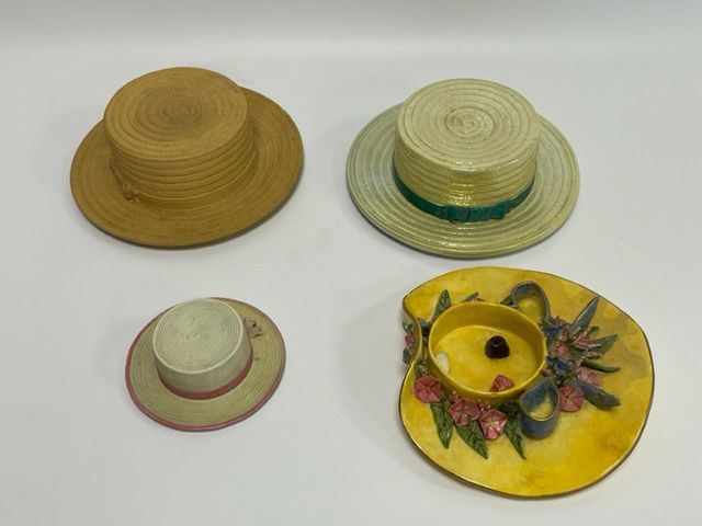 Null Lot including: 

- A flowered hat

Earthenware. Incised monogram L.:18,5 cm&hellip;