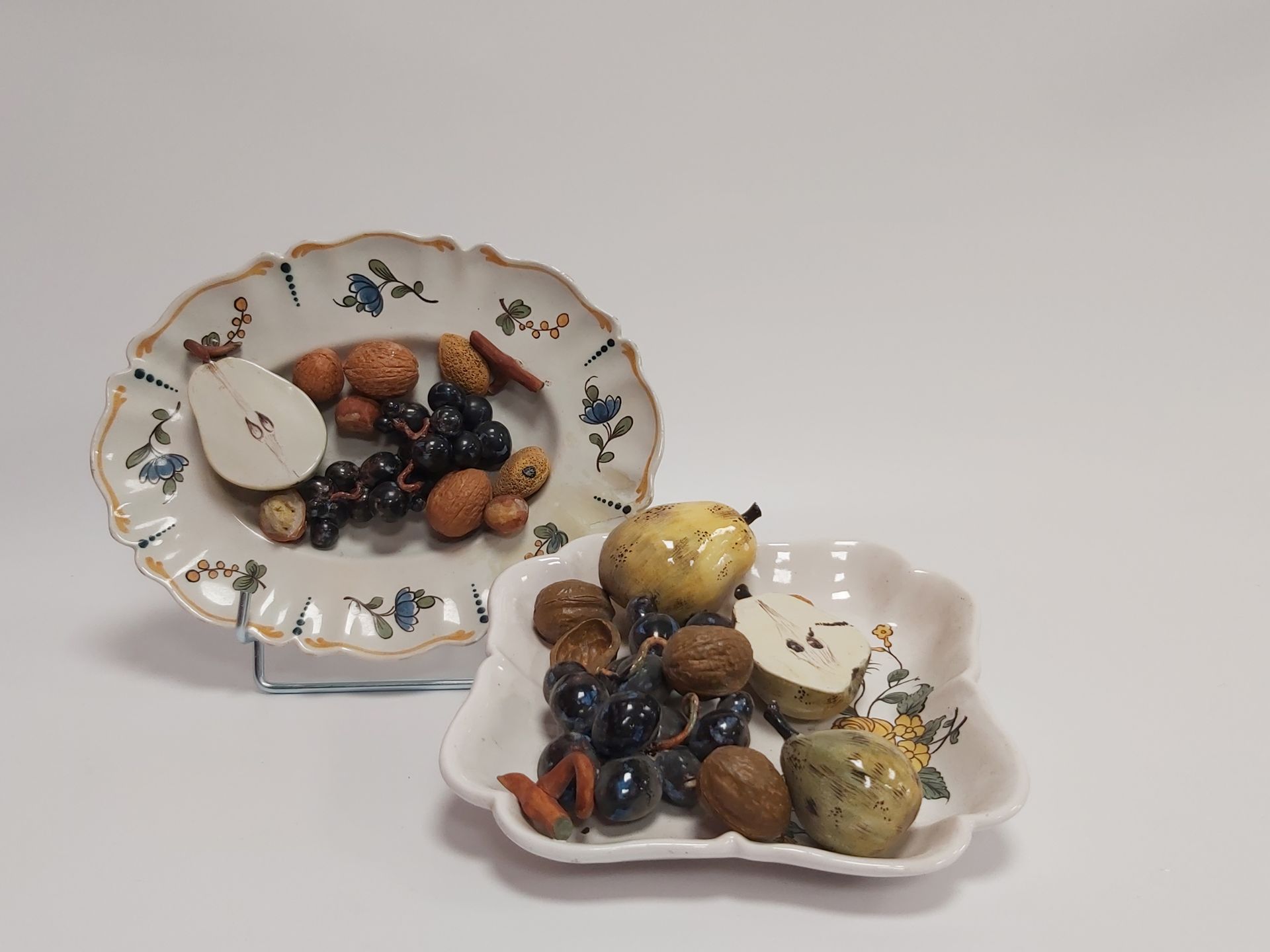 Null Lot including: 

- Decorative dish, The fruits of autumn

Polychrome earthe&hellip;