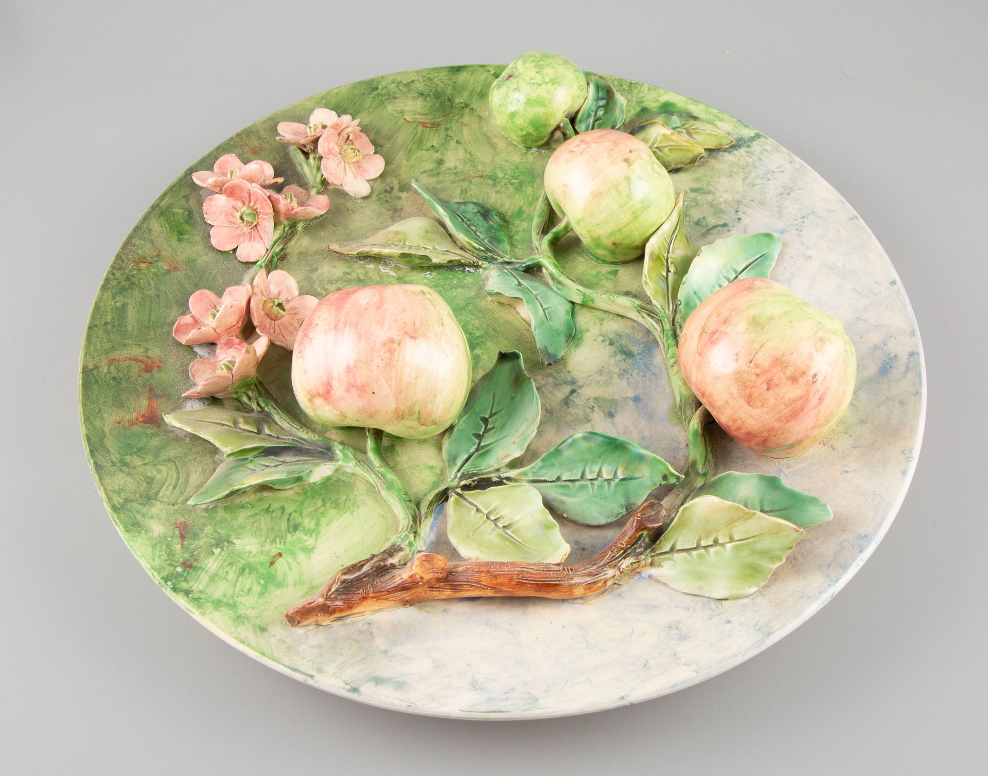 Null 朗尚制造，装饰盘，Les reinettes

被称为 "terre de fer "的陶器。全身和秋季的装饰是一个带着四个苹果的花枝。

背面有空洞&hellip;