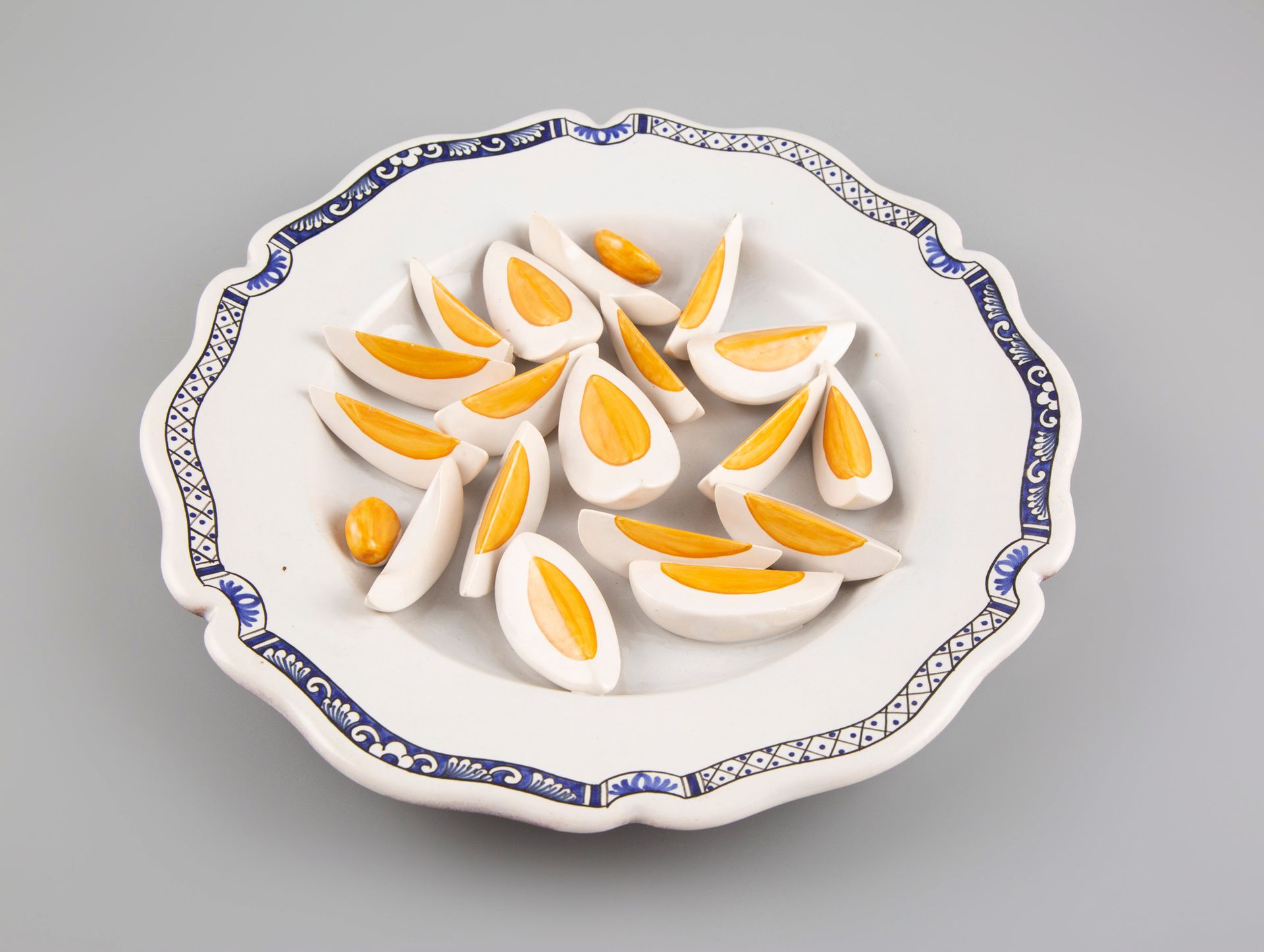 Null 由巴黎装饰艺术博物馆发行

装饰盘，煮熟的鸡蛋

白色陶器，翅膀上有丝带装饰。博物馆的印章和编号!GMT8。D.: 31厘米