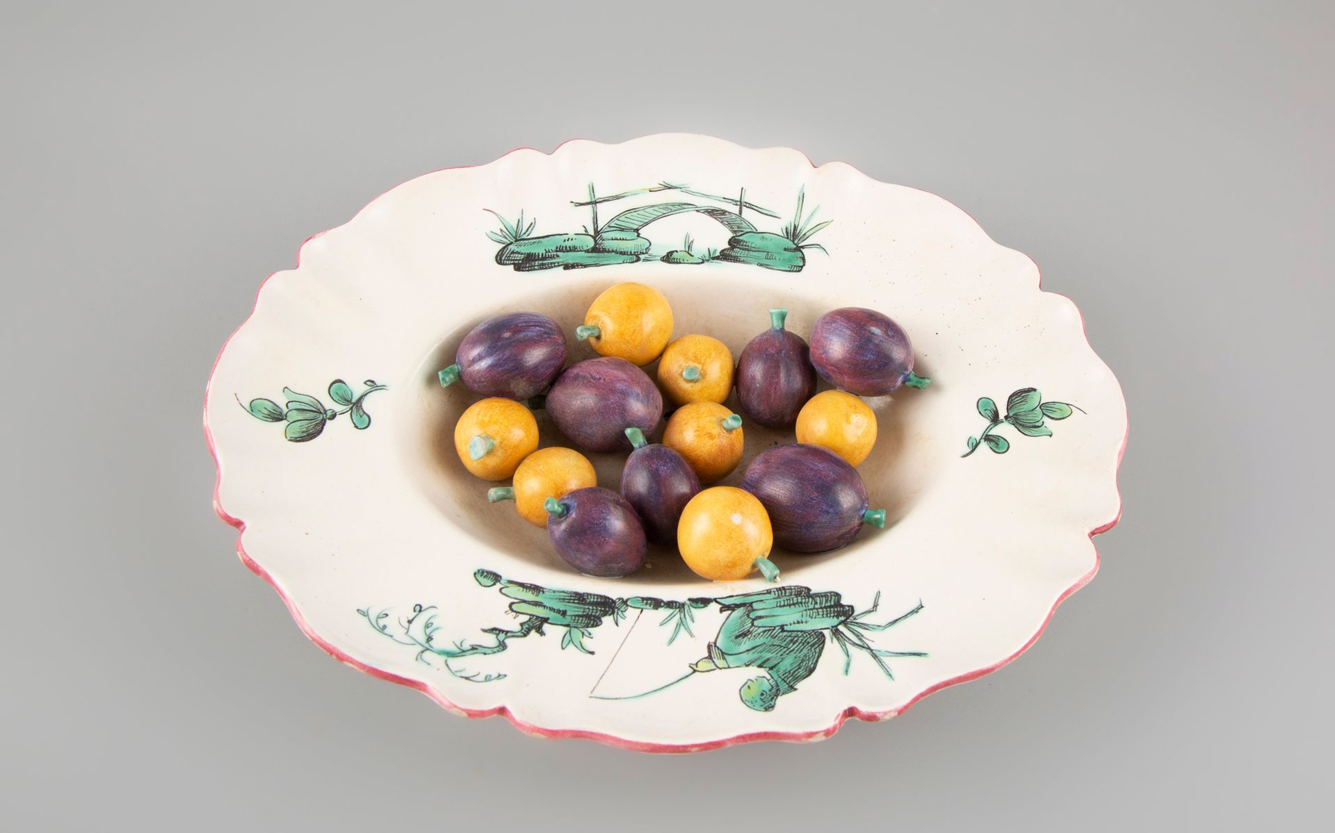 Null Assiette décorative, Les prunes (?)

Faïence. Forme à accolades prononcées &hellip;