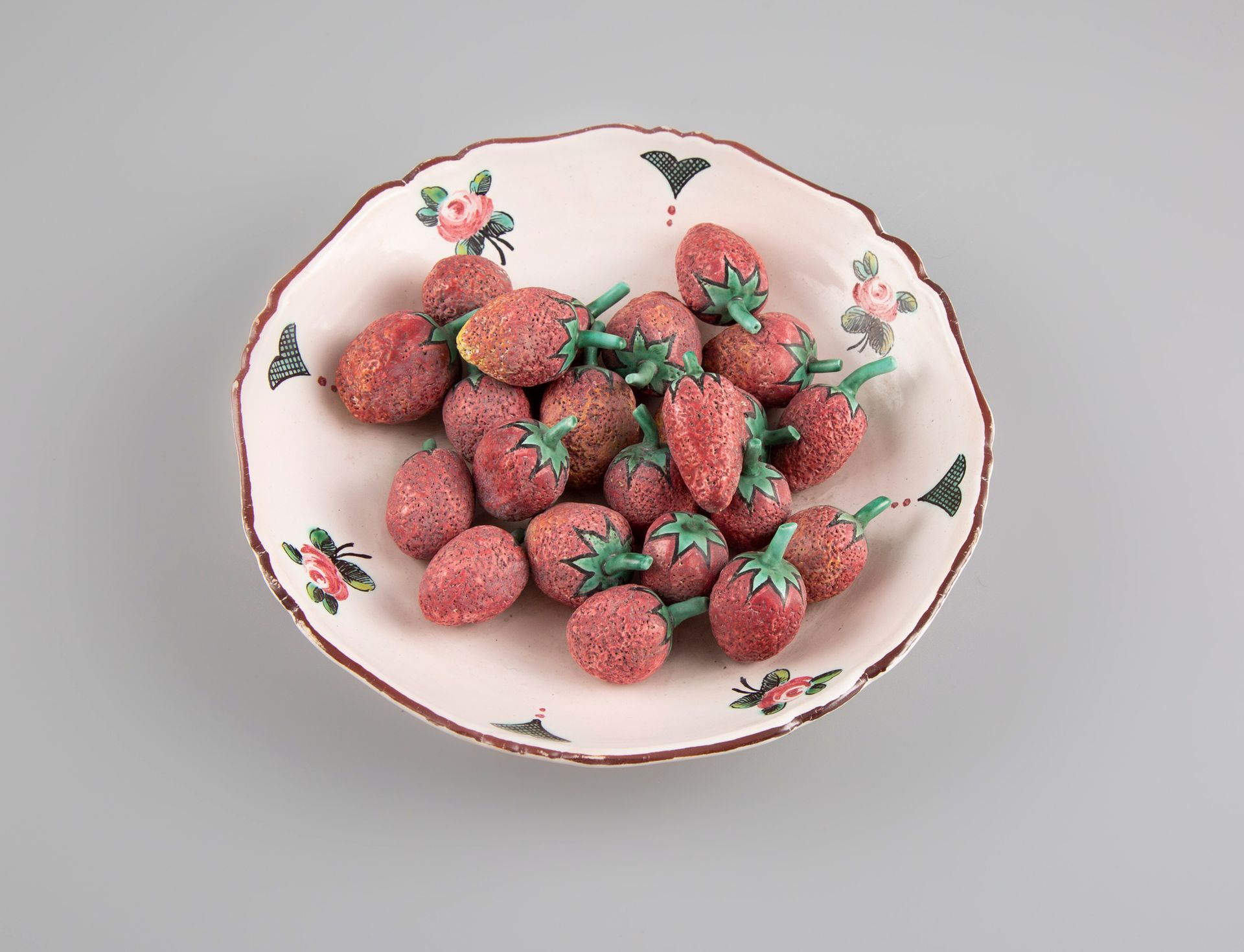 Null 装饰碗, 草莓

陶器背面的标记：SX.X.

D.: 19厘米（穿到紫色线）。
