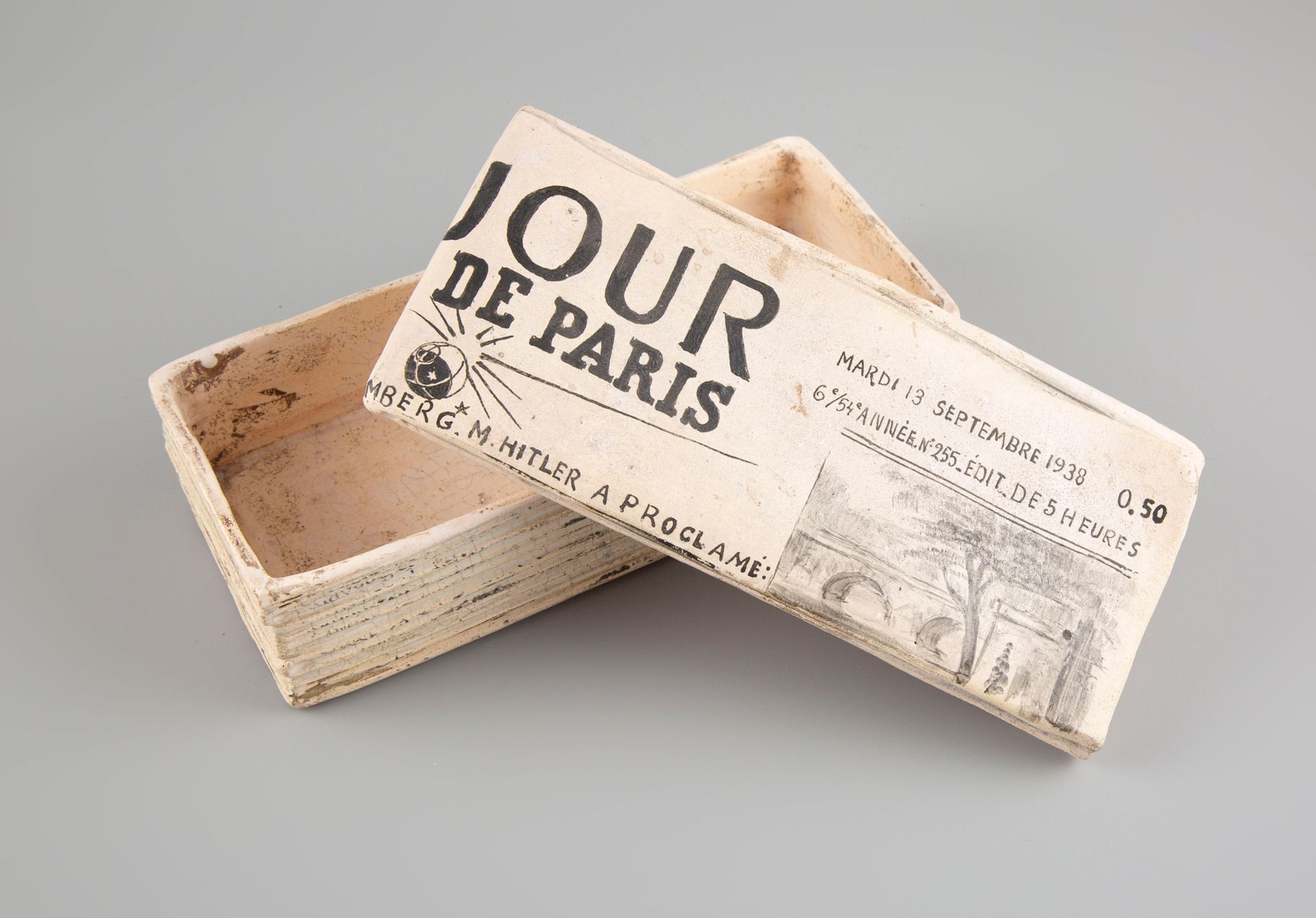 Null 笔盒（？），"Jour de Paris"，日期为1938年9月13日星期二

陶器。在平行四边形的盖子上，这份报纸的一角被涂成了黑色。

7×22.&hellip;