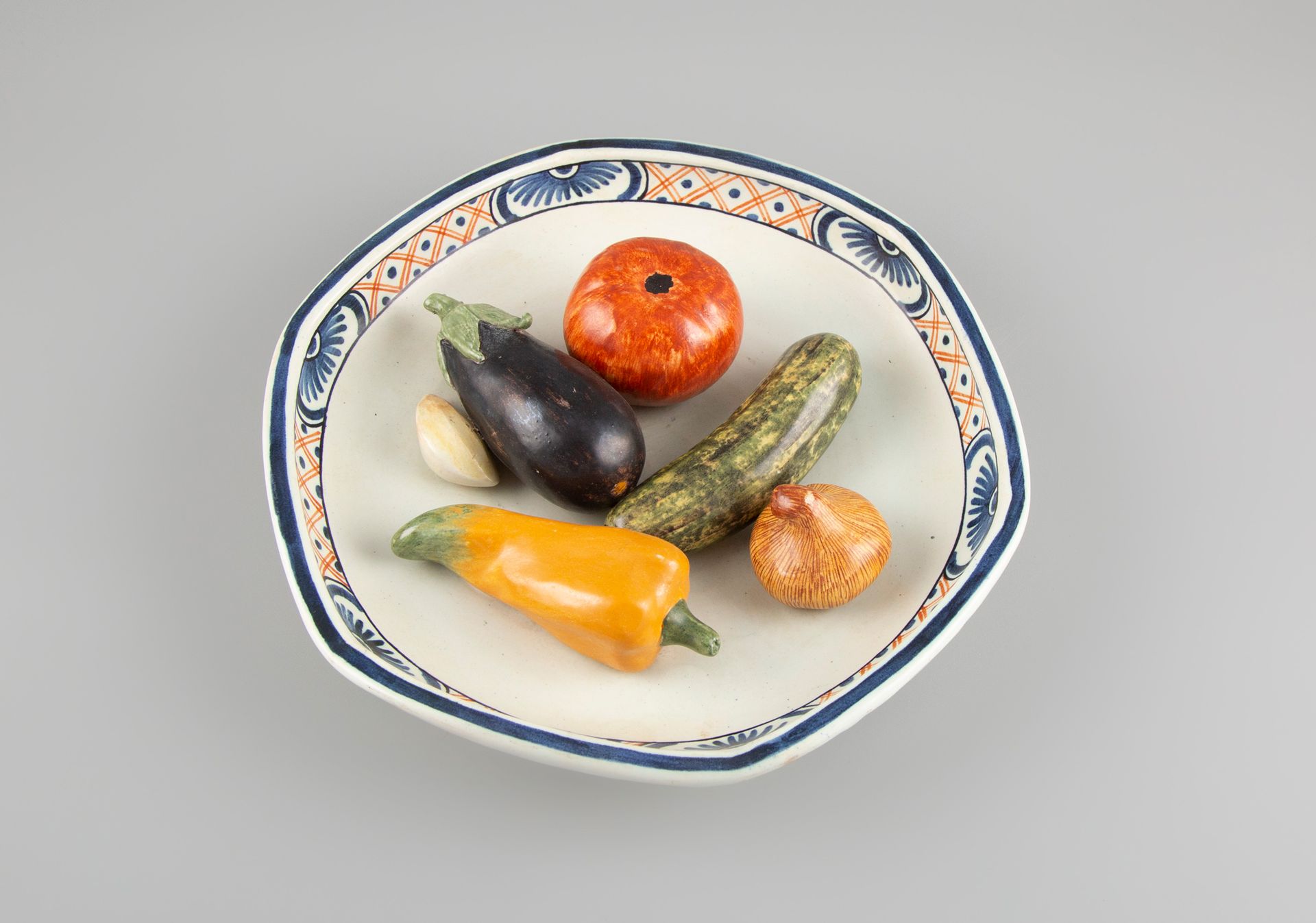 Null 装饰碗，《鼠曲草的蔬菜》。

八角形陶器，边缘有丝带；彩绘标记FA；直径：23厘米