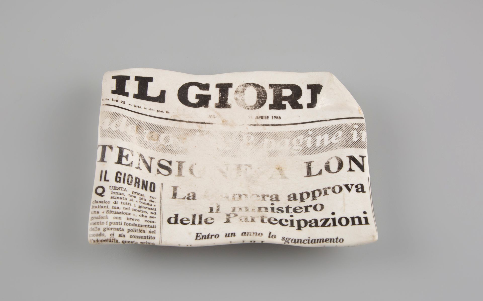 Null Milan, Fornasetti, Vide-poches, Il Giorno daté du 21 avril 1956

Faïence im&hellip;