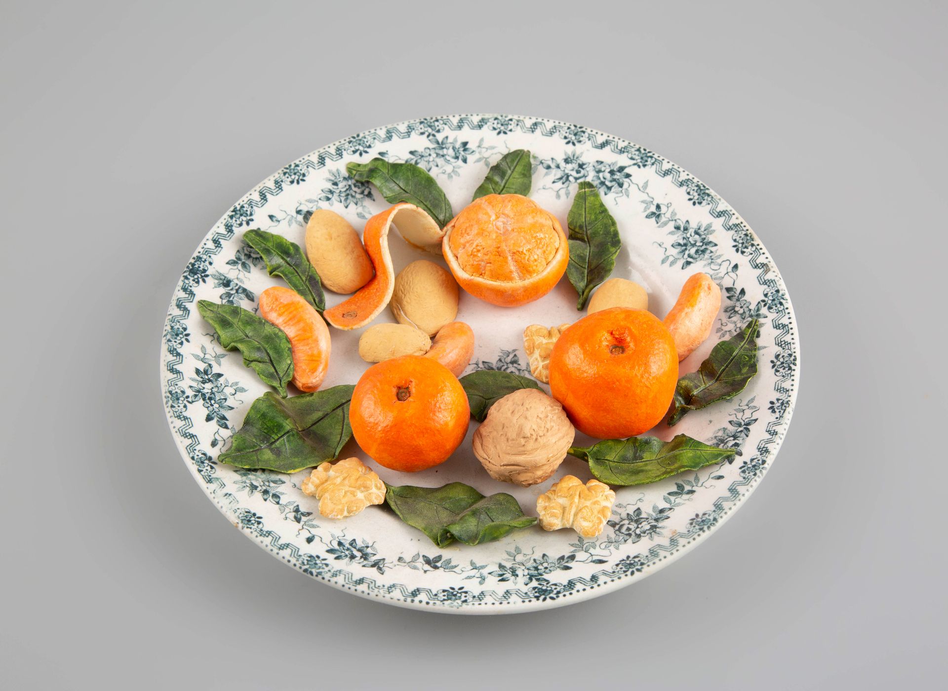 Null 
克里斯蒂娜-凡内（1947年），装饰板，Les Mandarines

上等陶器的圆盘。在盆子里，在一些树叶中，有三个带坚果和杏仁的柑橘。

有签名&hellip;