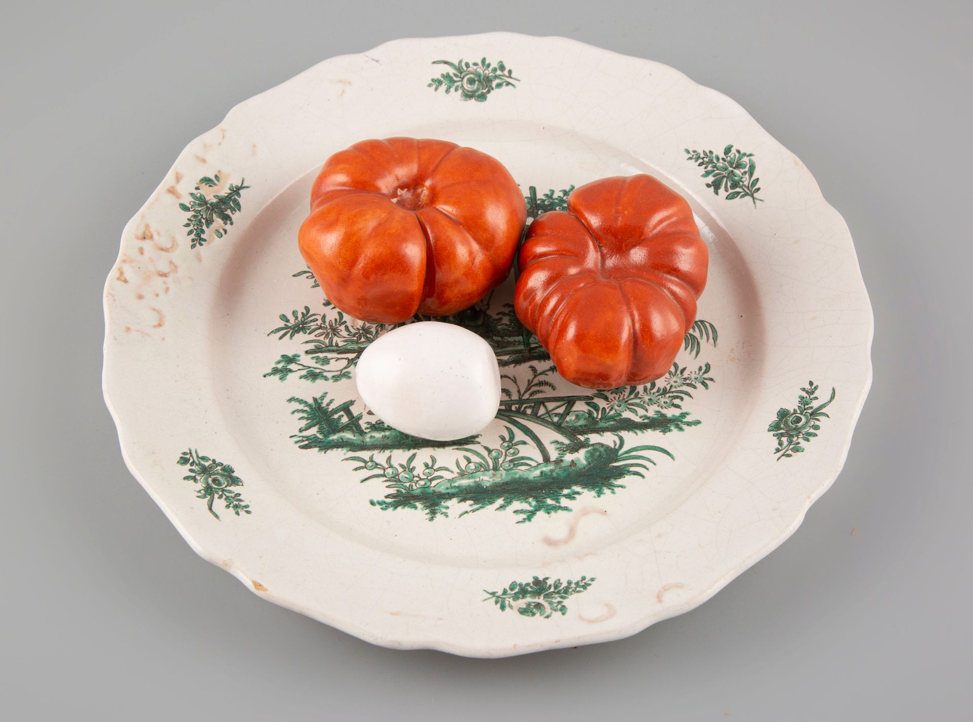 Null 
装饰盘，西红柿午餐




陶器。两个带肋的西红柿和一个剥了皮的鸡蛋被放在绿色单色的花卉梯田的装饰上的盆子里。翅膀上有六根相同的树枝。




背面&hellip;