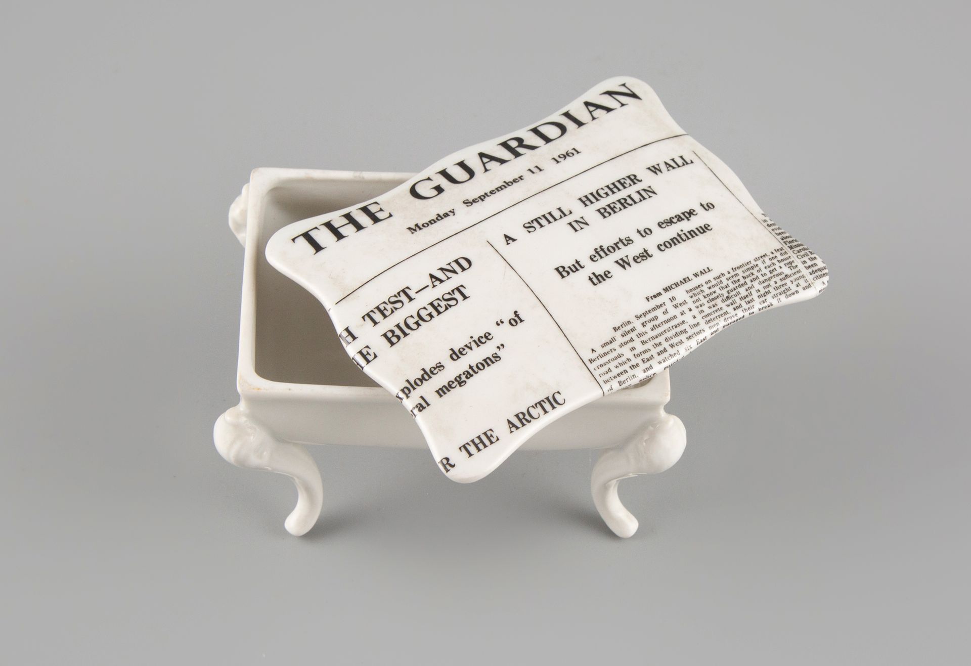 Null 
利摩日，克拉里版，巴黎，由罕见的盒子形状的commode de style，"The Gardian "1961年9月11日的。

印刷的瓷器。在抽&hellip;