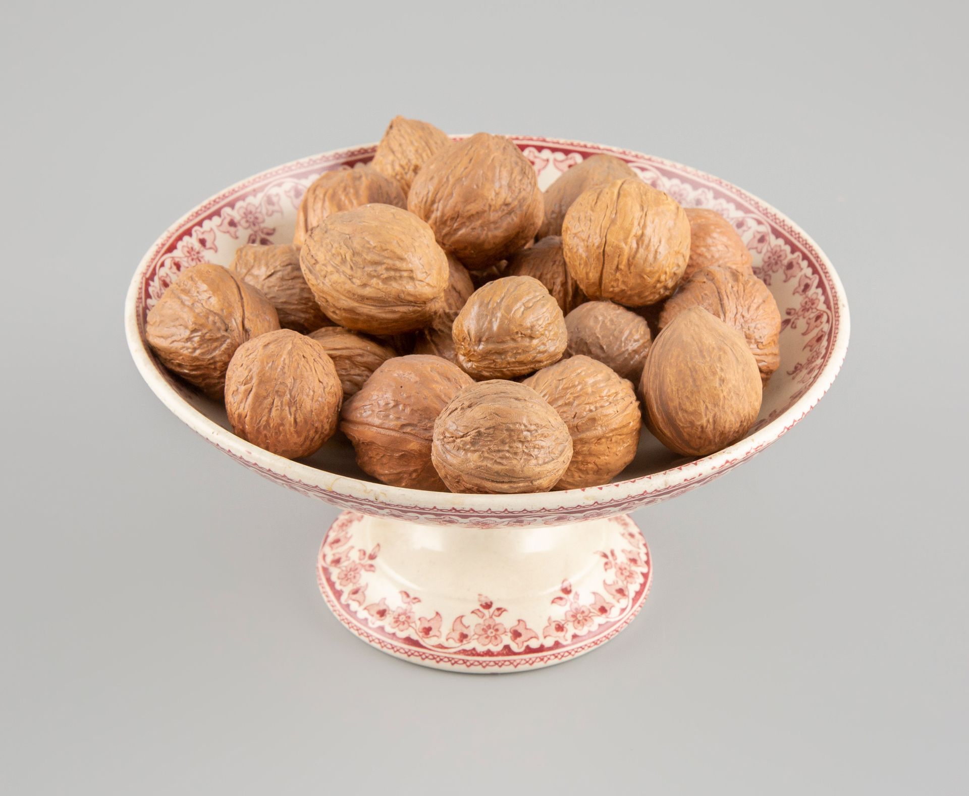 Null 
克莉丝汀-维纳（1947年），装饰杯，干坚果

精美陶器，印有粉红色的网、花边和风格化的花朵装饰

有图案的。10.5 cm x 22 cm。


&hellip;