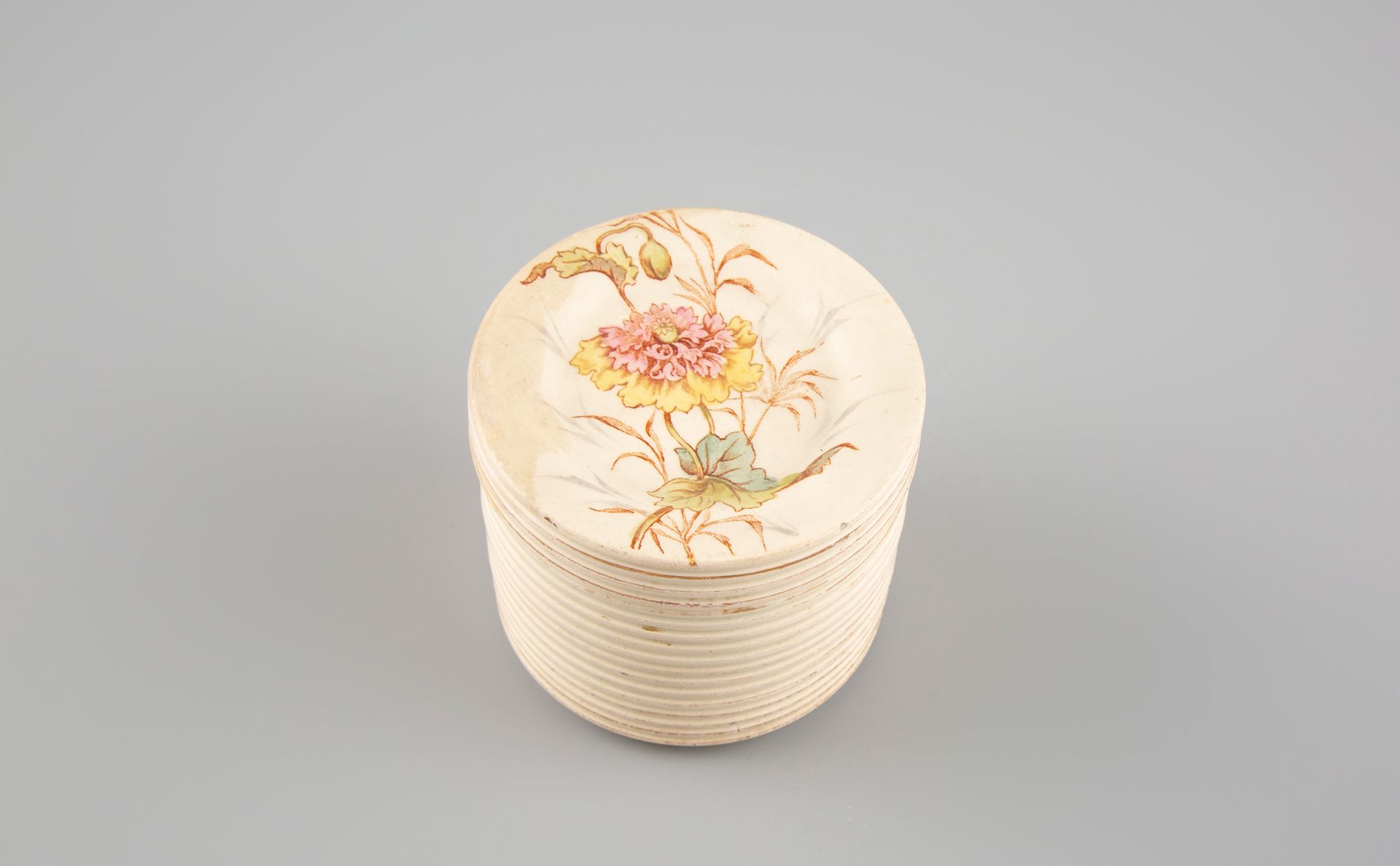 Null 巴黎，乔治-德雷福斯版，稀有的盘子形状的盒子，开花的罂粟花

精美的陶器。尺寸：7.5 x 8.5厘米