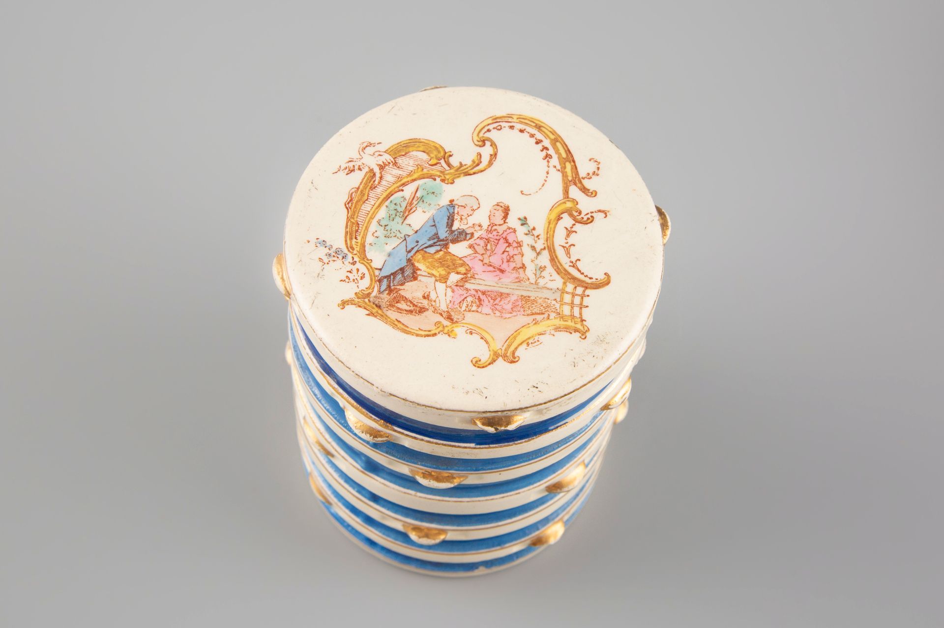 Null 巴黎，Edition Georges Dreyfus，稀有的灯笼形状的盒子。

精美的陶器。在盖子上，有一个路易十五风格的多色场景，印有

尺寸：9.&hellip;