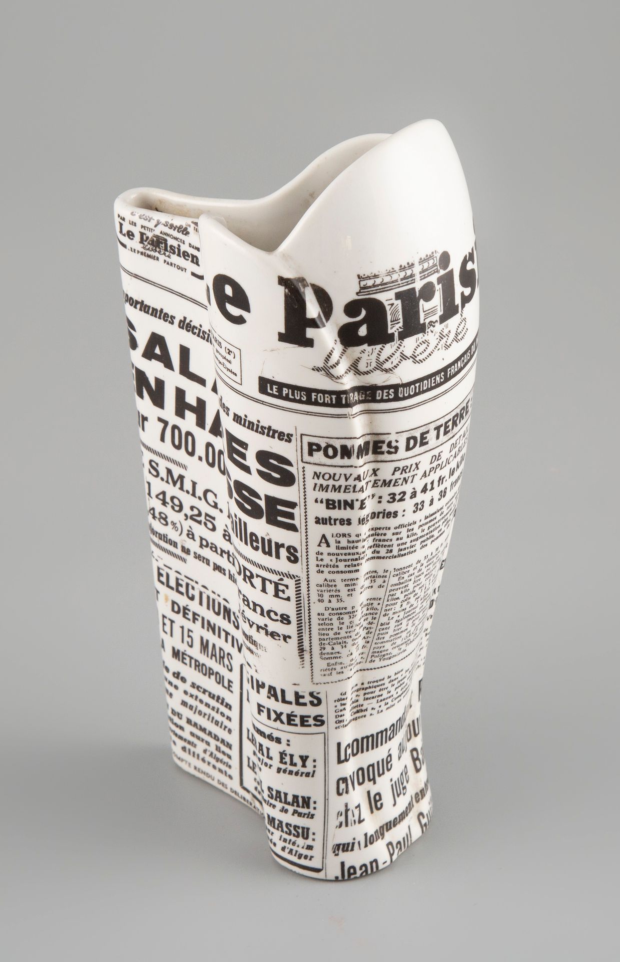 Null 由卷起的报纸形成的花瓶，"Le Parisien Libéré"，1960年代

印花瓷器

压印标记

26 x 8 x 11厘米。