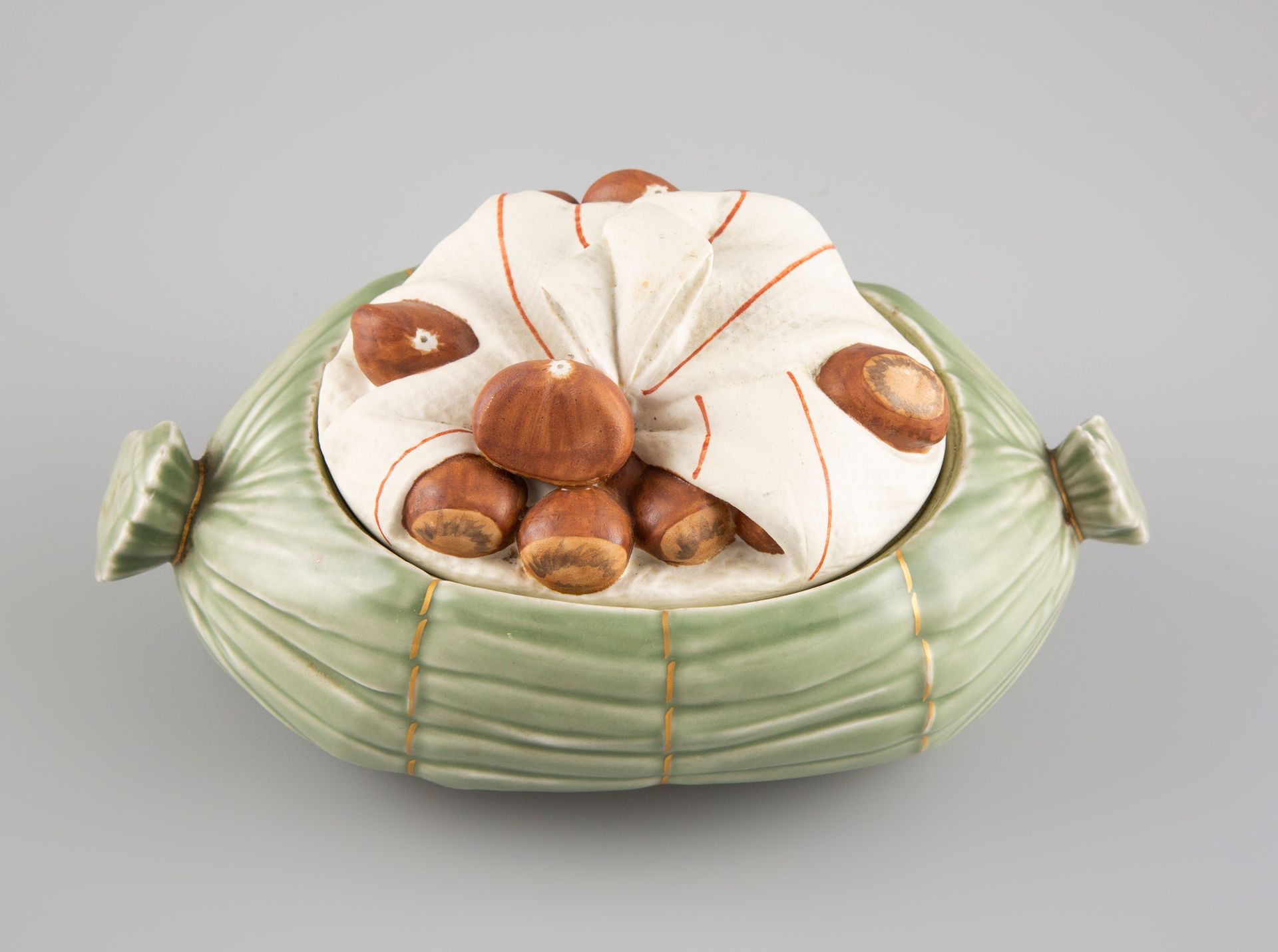 Null 梅洪，热栗子

瓷器。用布和打结的玉米叶包裹着。长：24.5厘米