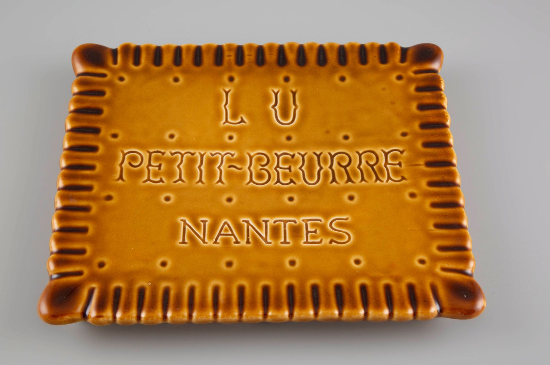 Null 
巴黎，乔治-德雷福斯出版社，Lu Petit-Beurre Nantes

表现一堆Petit-Beurre的陶瓷盒，采用的是叠加法。

背面的空心&hellip;