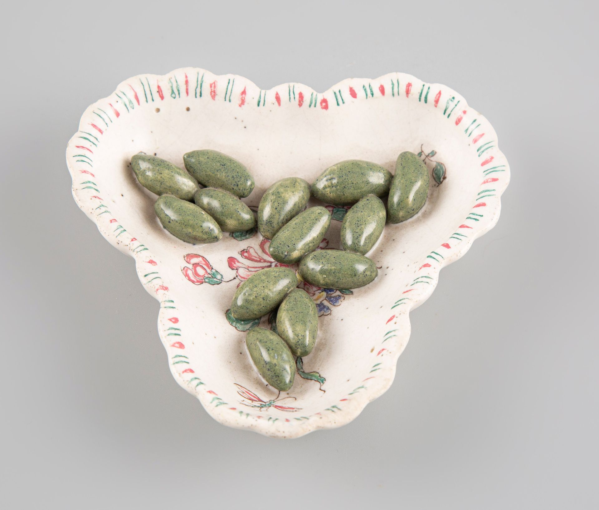 Null 奇特的装饰碗，绿橄榄

陶器。十三颗杏仁放在一个三叶碗的盆里。

背面有PH字样；11.5厘米