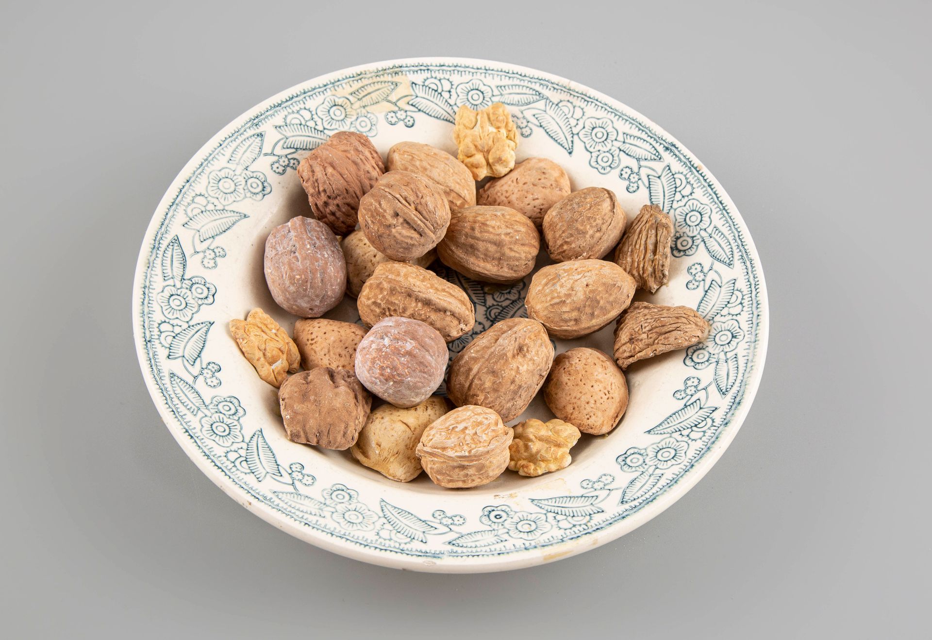 Null 
Longwy, Christine VIENNET (1947), Decorative plate, Walnuts & almonds

Fin&hellip;