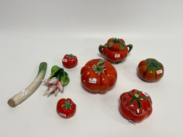 Null 
Lot including:

- Bavaria, Royal Bayreuth, The big red tomato

Porcelain. &hellip;