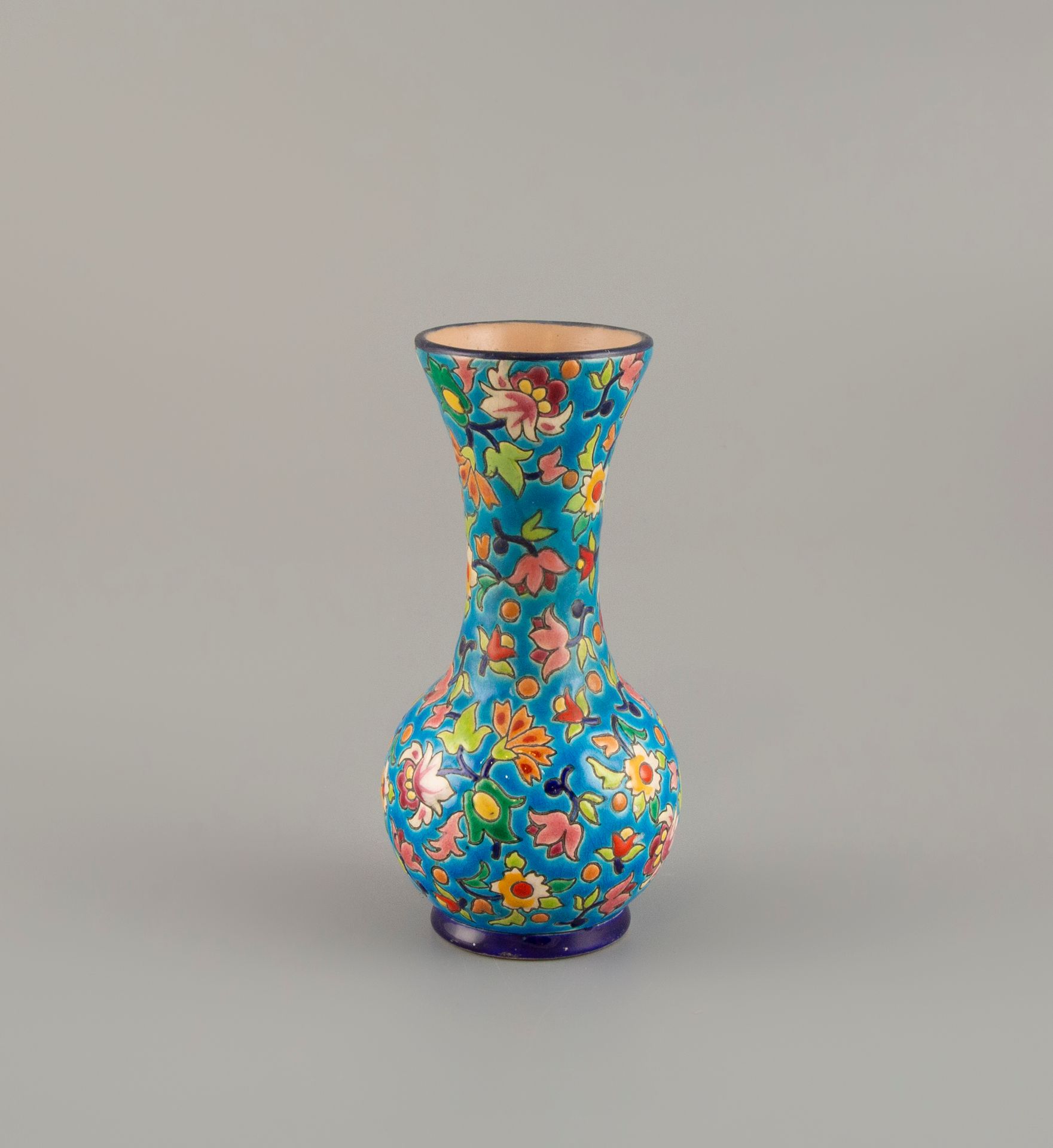Null 法国LONGWY。一个小的釉面陶瓷栏杆花瓶，绿松石背景上有花卉图案。高：16,5厘米