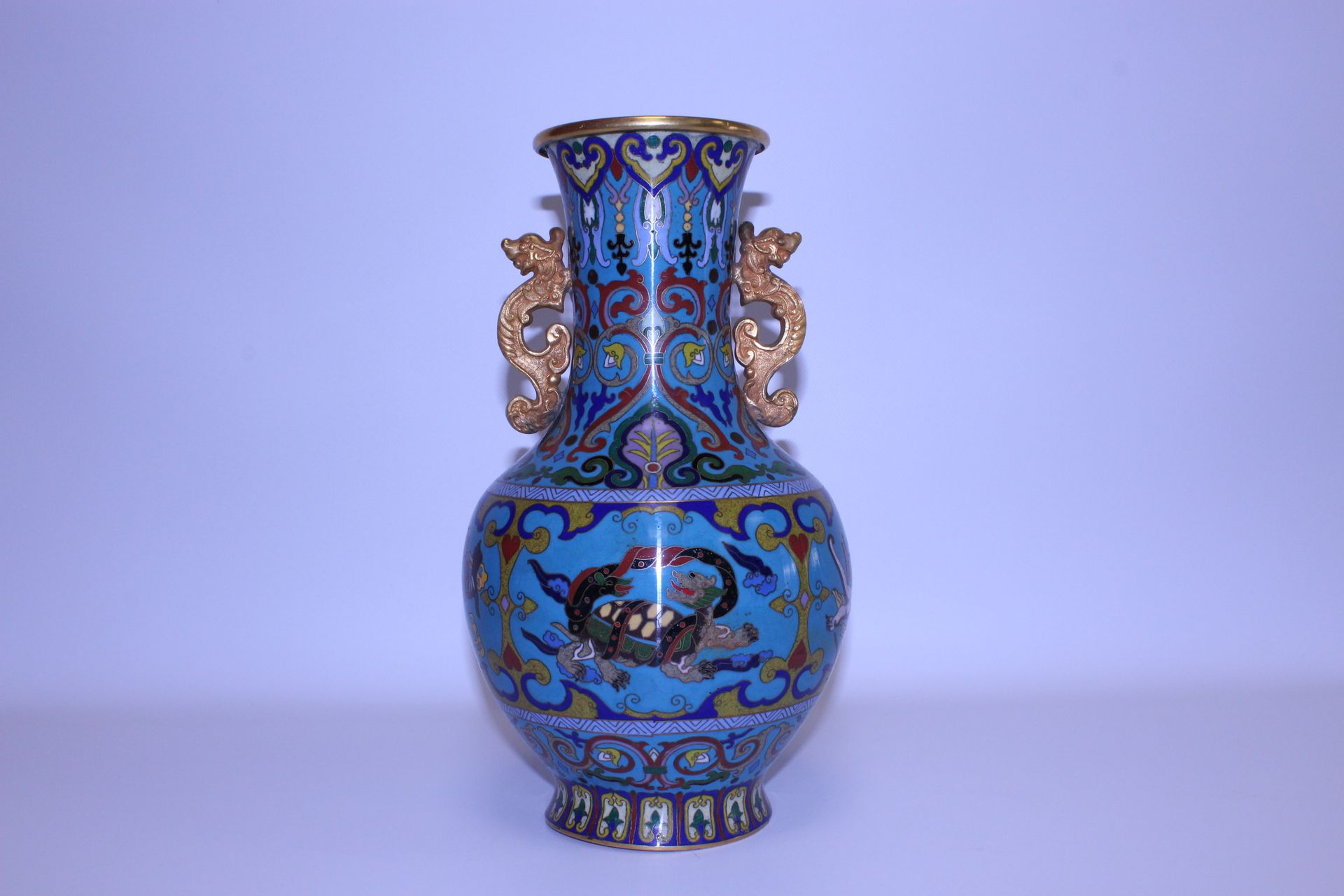 Null CHINE MODERNE. Vase en bronze cloisonné avec marque apocryphe Xuande. H.:33&hellip;