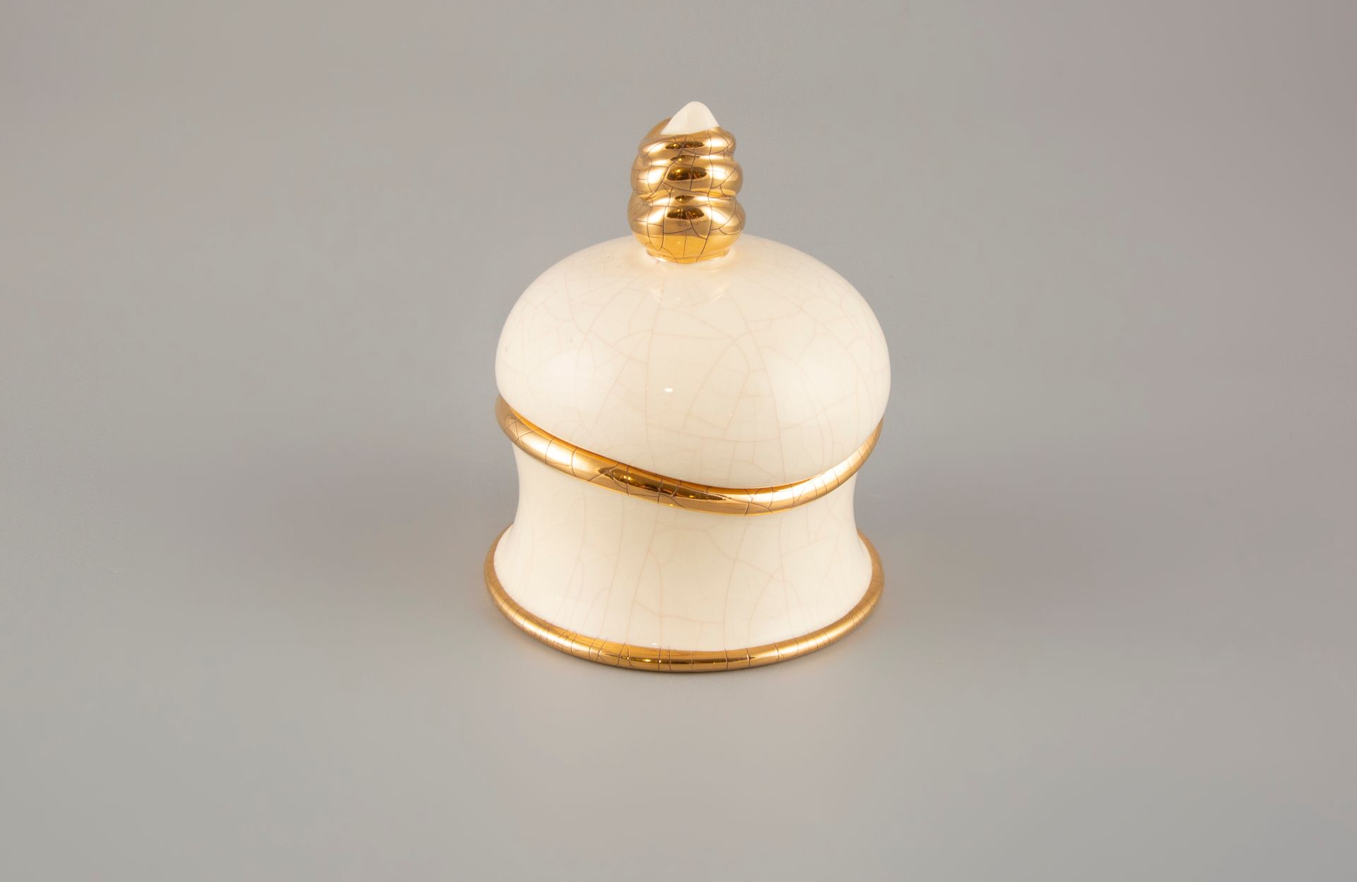 Null Faïenceries de LONGWY. Gedeckter Topf aus weißer Craquelée-Keramik mit gold&hellip;