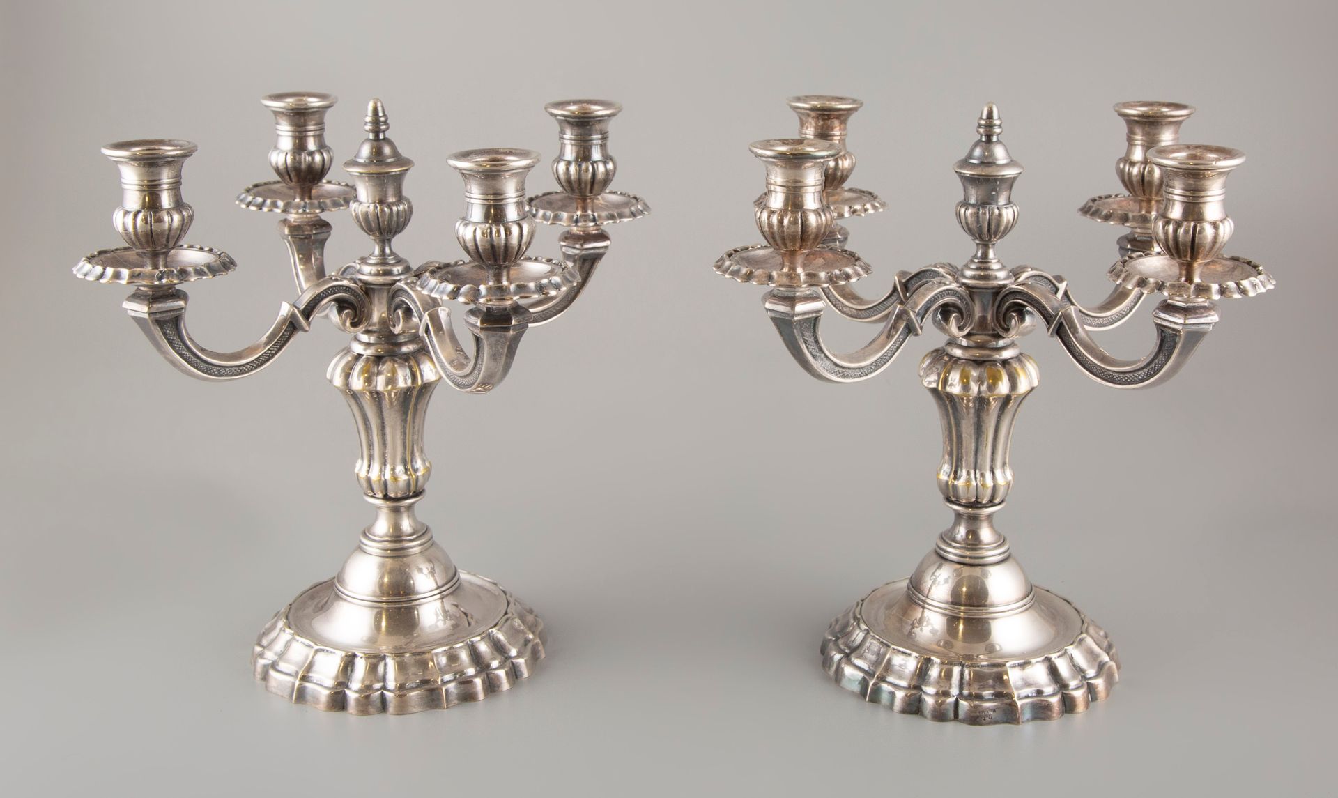 Null Un par de candelabros de bronce plateado con cuatro brazos. H.:25,5cm