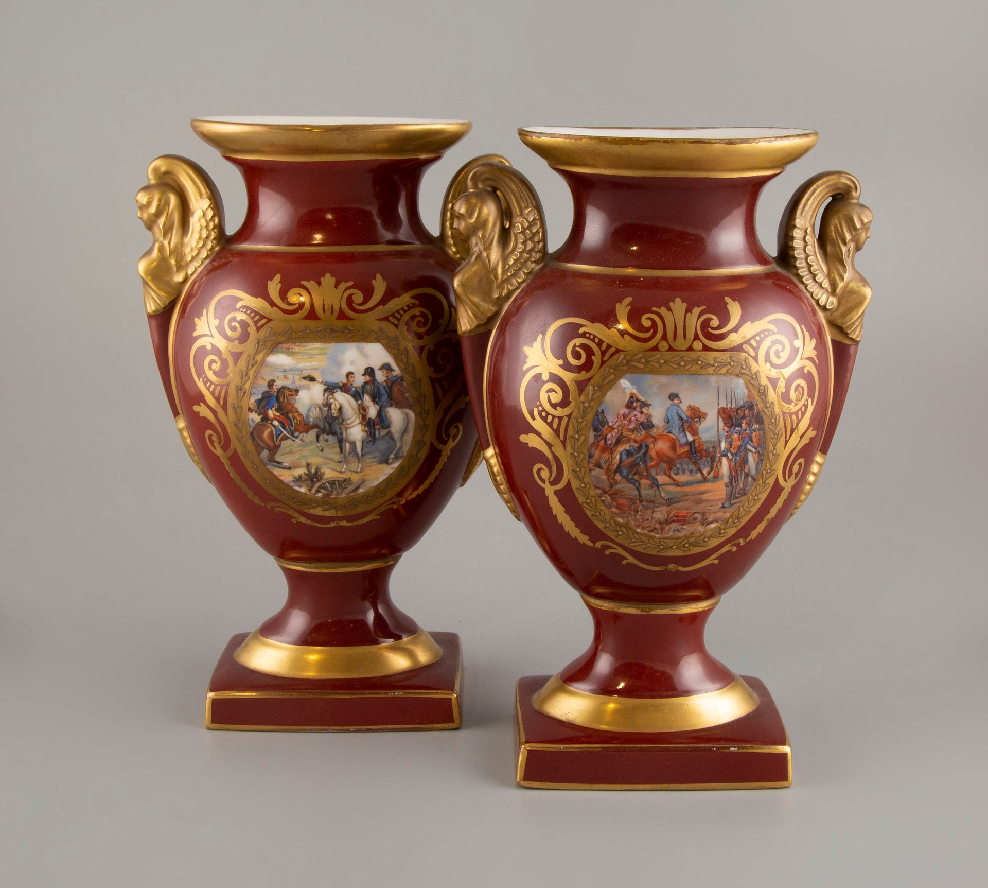 Null Paire de vases de style Empire à décor peint polychrome représentant des sc&hellip;