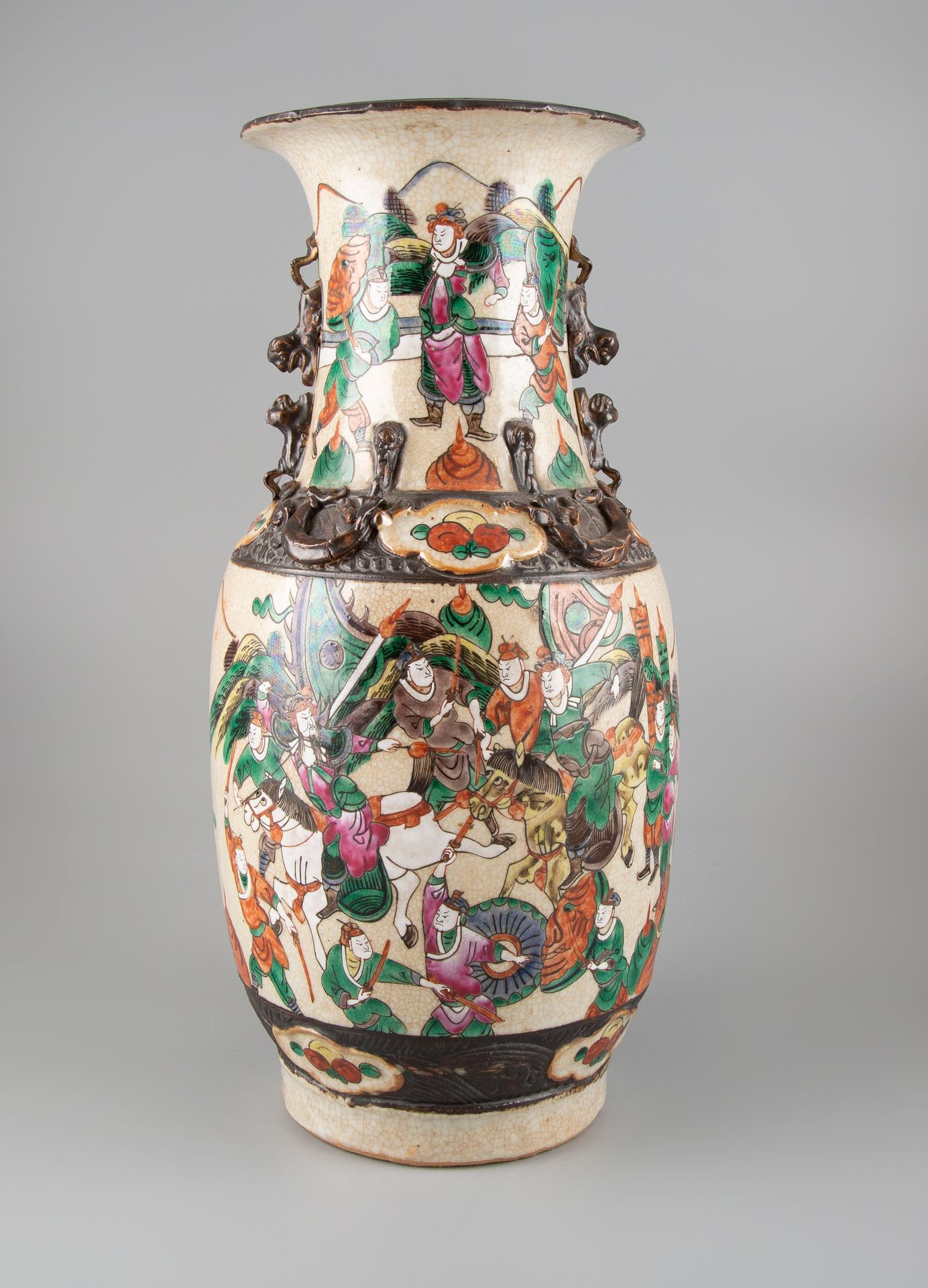 Null 
NANKIN 19世纪。阳台花瓶，有战争场景的珐琅彩装饰。高：45厘米