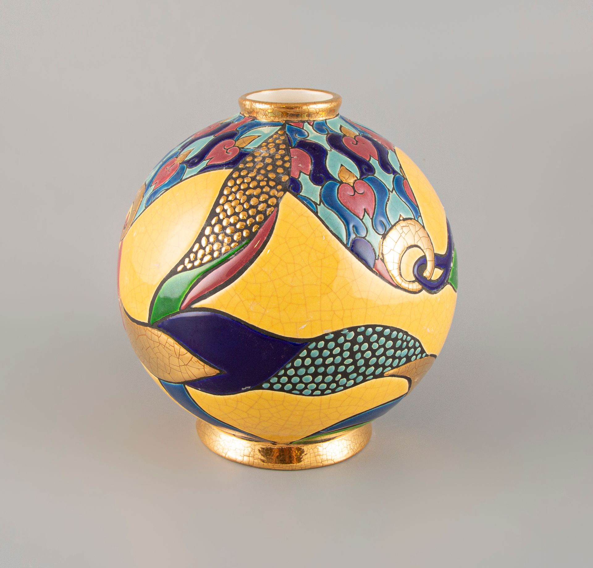 Null 龙威公司的资料。花瓶球模型Foulards，陶瓷材质，黄色底部有珐琅彩装饰。高：18厘米