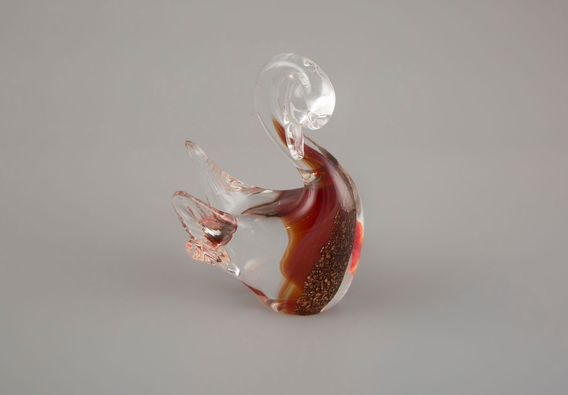 Null Subject in Murano crystal with gold powder representing a stylized swan.