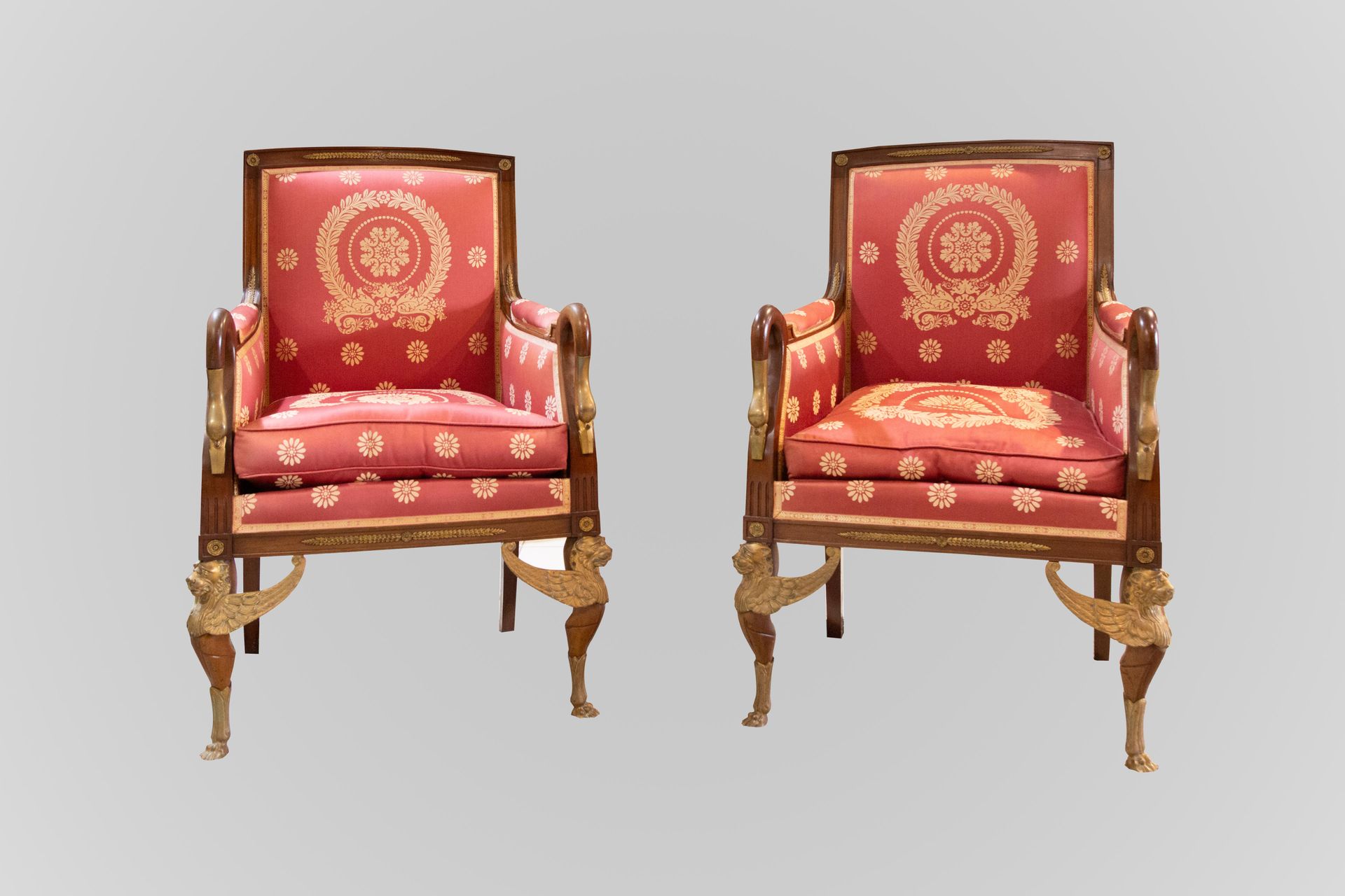 Null 一对帝国风格的扶手椅，天鹅颈扶手，狮爪前腿，红色丝绸软垫（磨损）。