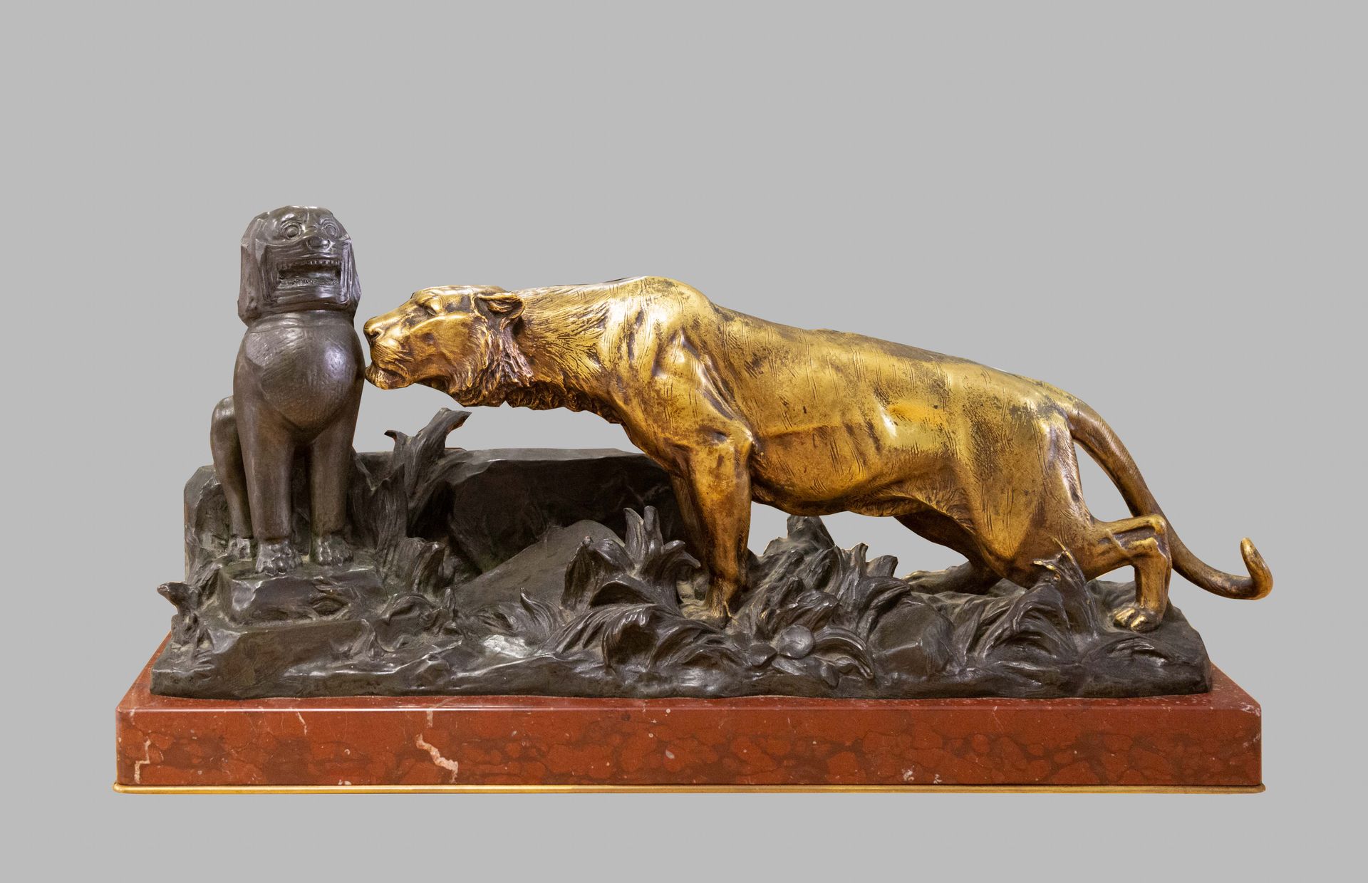 Null 乔治-加德（1863-1939）。老虎在神像前。有棕色和金色铜锈的青铜证明。签名。安放在一个大的红色大理石底座上。D.:33x64x20厘米