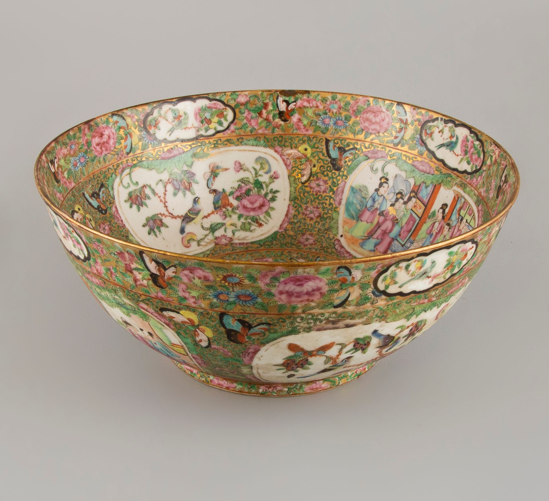 Null CANTON 19世纪。多彩瓷碗，保留了家庭生活的场景。D.:29厘米