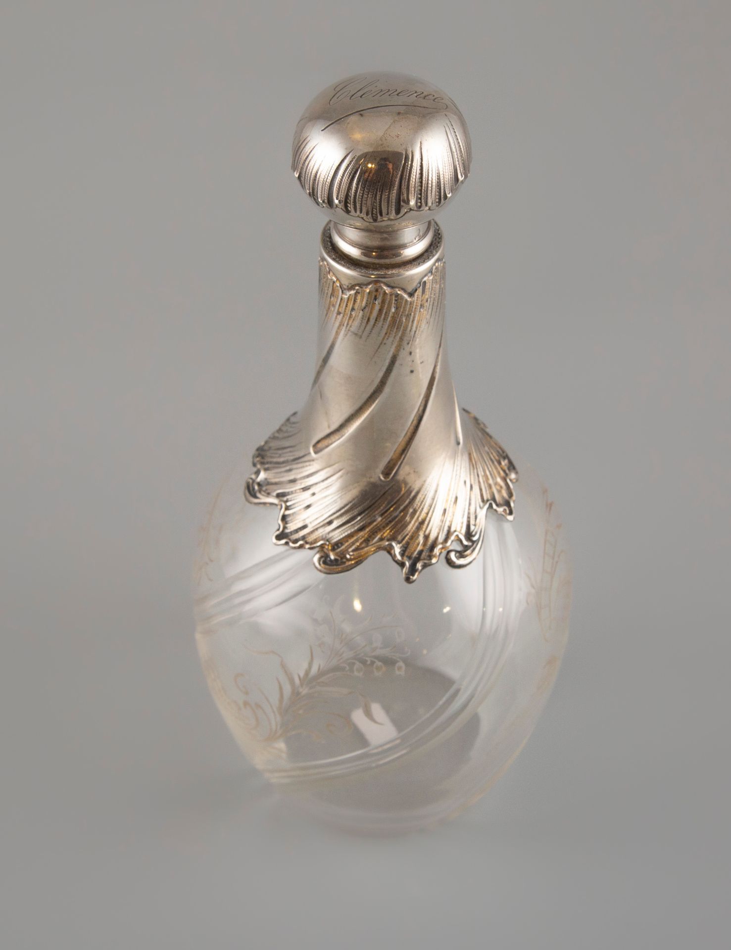 Null 雕刻的水晶酒壶，银质的底座上有Minerve的标记。高：25厘米